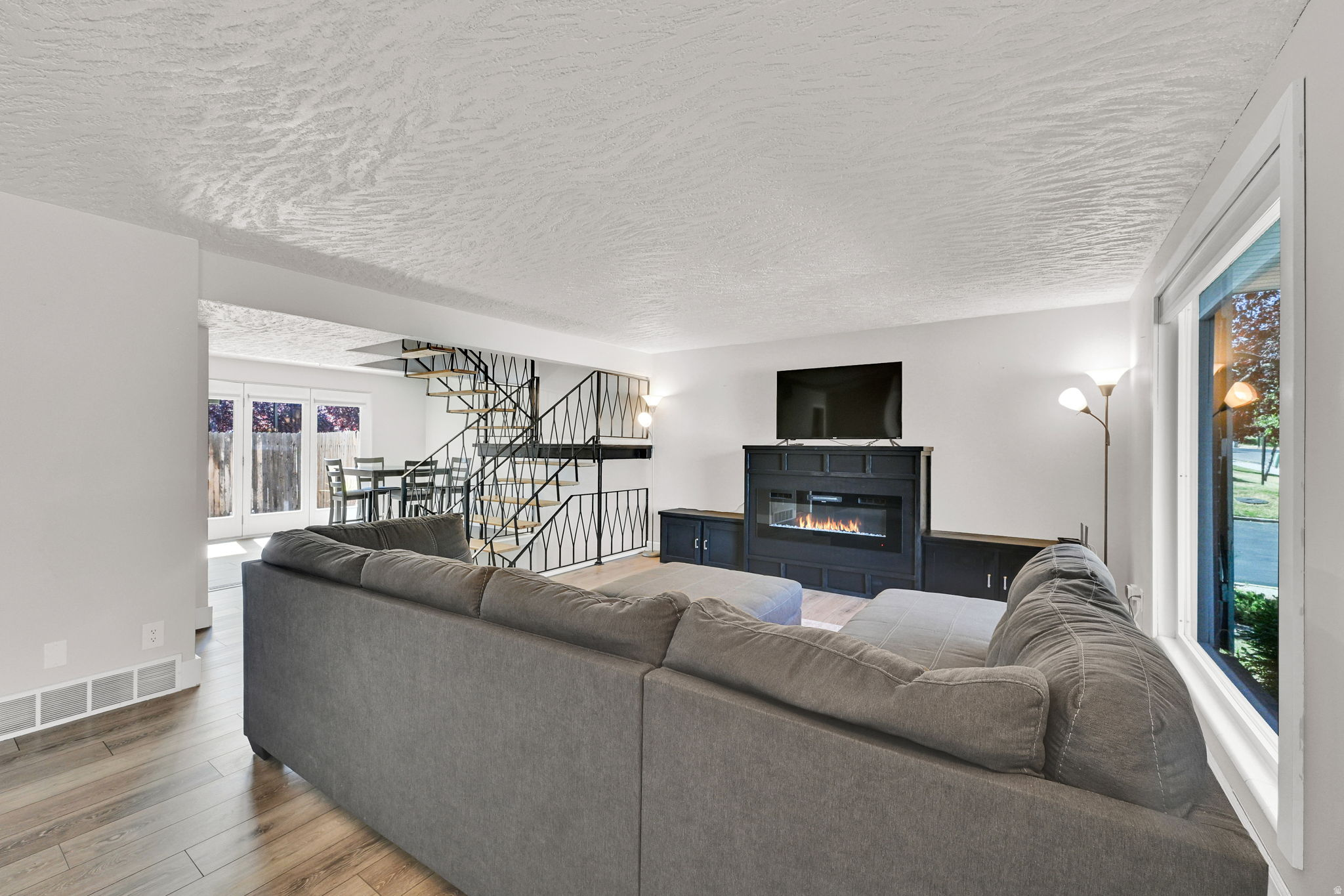 THE COUNTRY HILLS MA - Residential