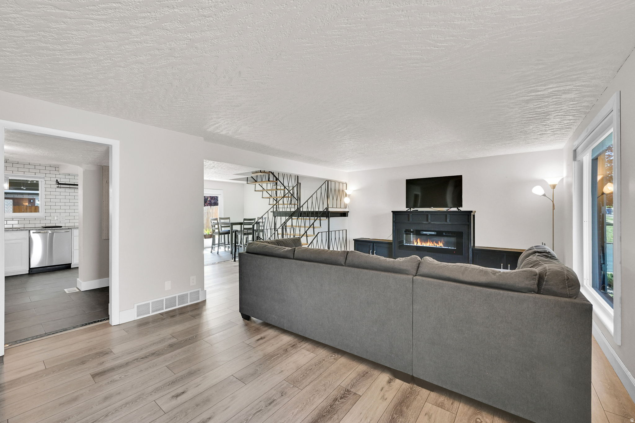 THE COUNTRY HILLS MA - Residential