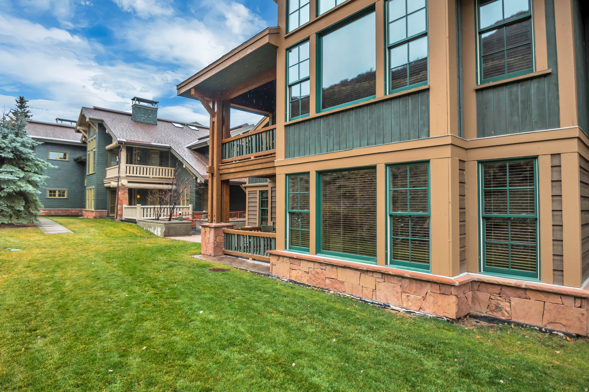 LODGES AT DEERVALLEY - Residential