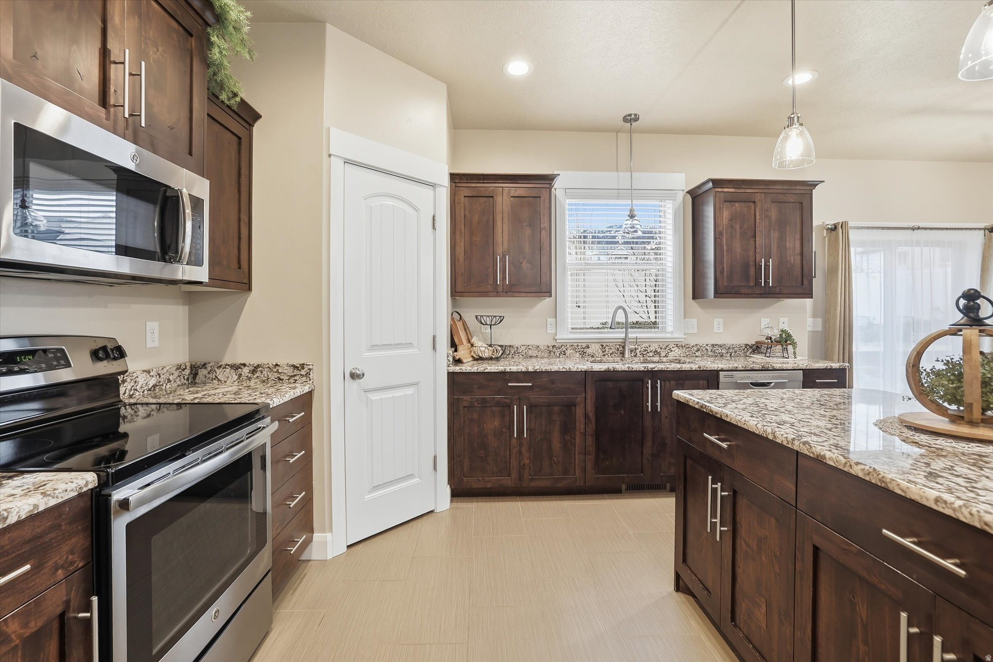 MOUNTAIN GATE ESTATES - Residential