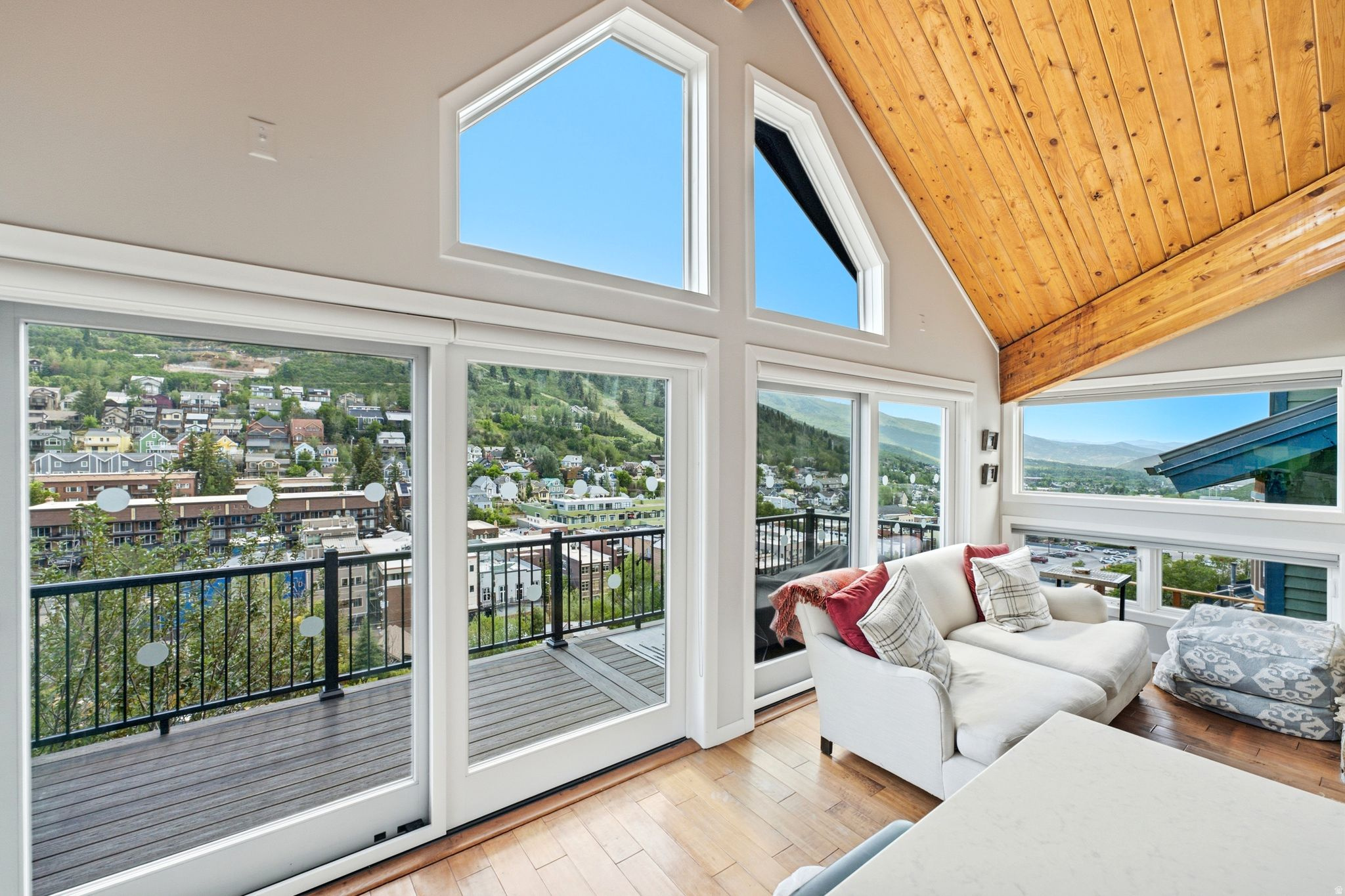 ONTARIO CONDOMINIUM - Residential