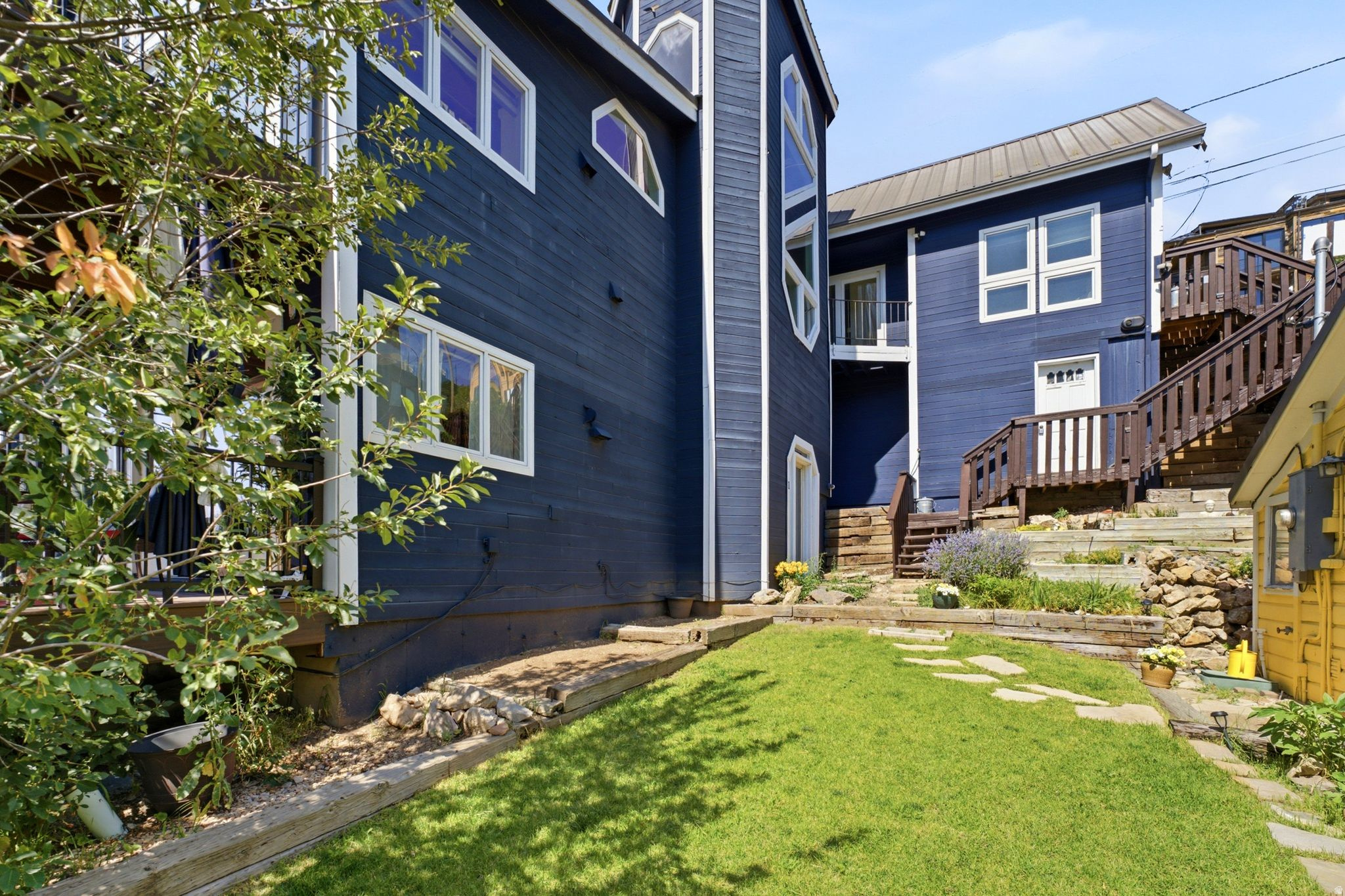 ONTARIO CONDOMINIUM - Residential