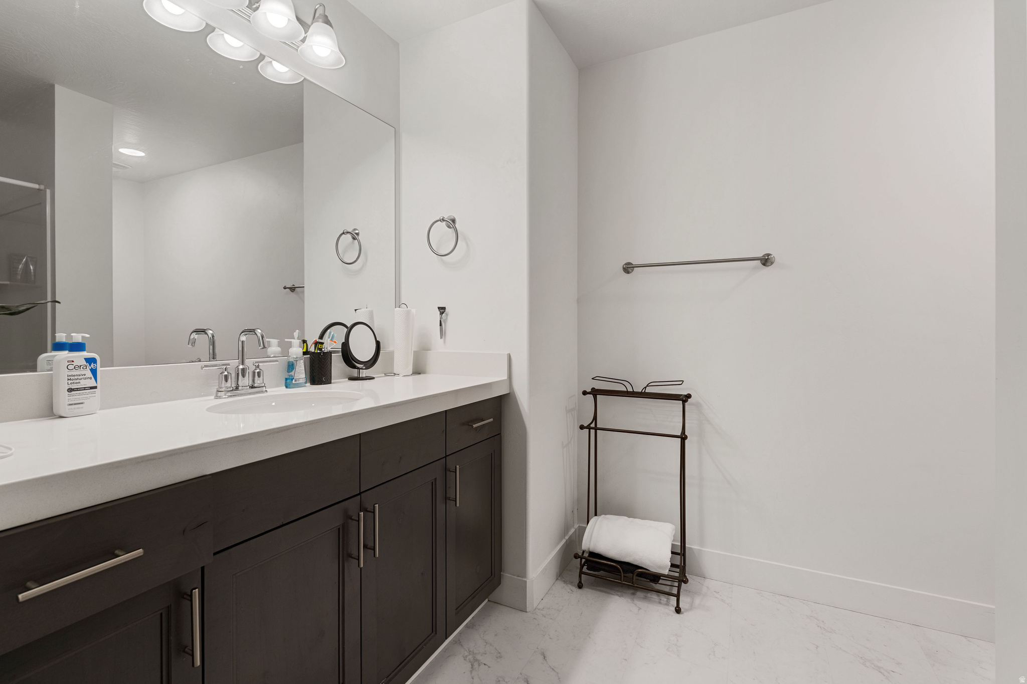 SILVER LAKE - Residential