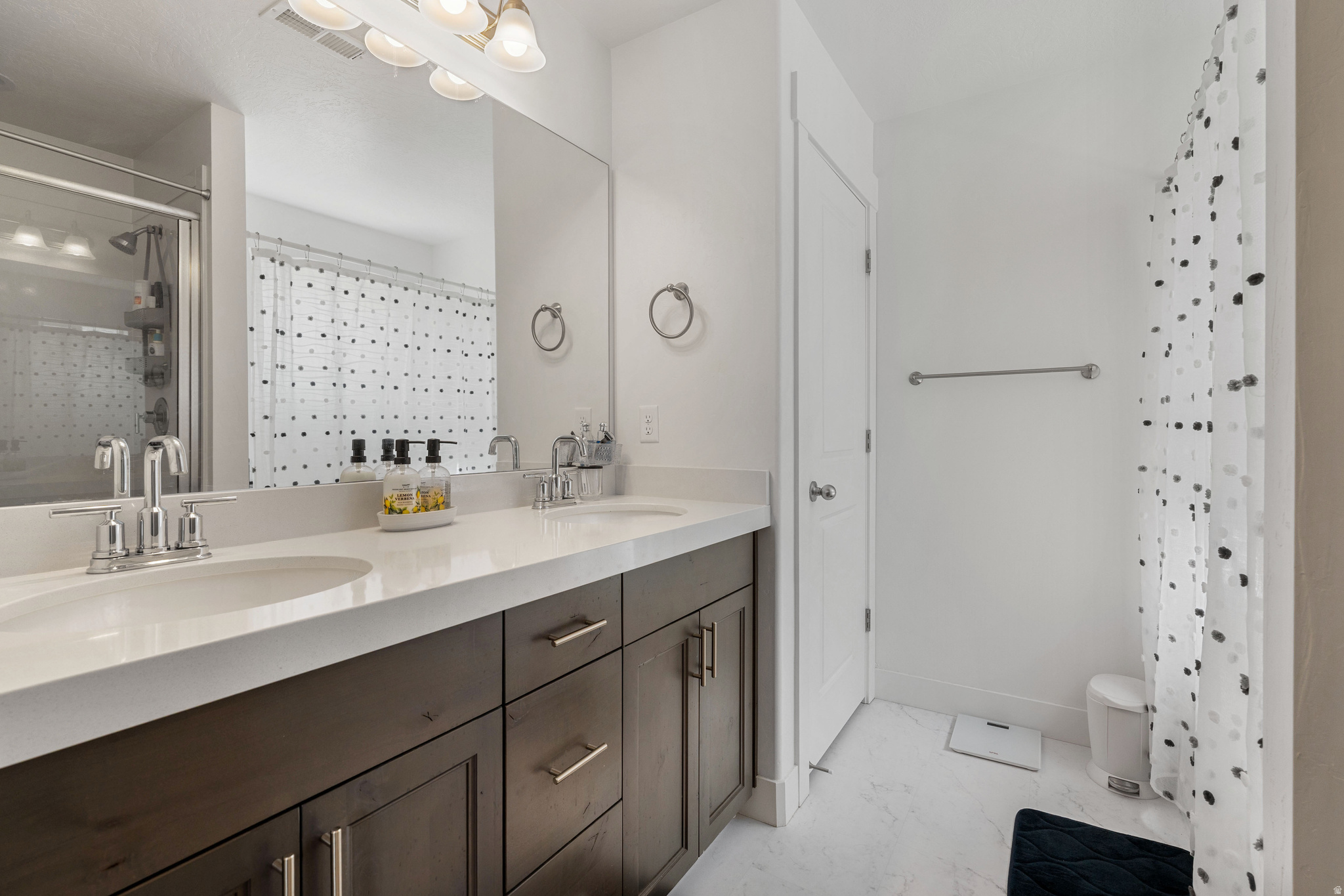 SILVER LAKE - Residential