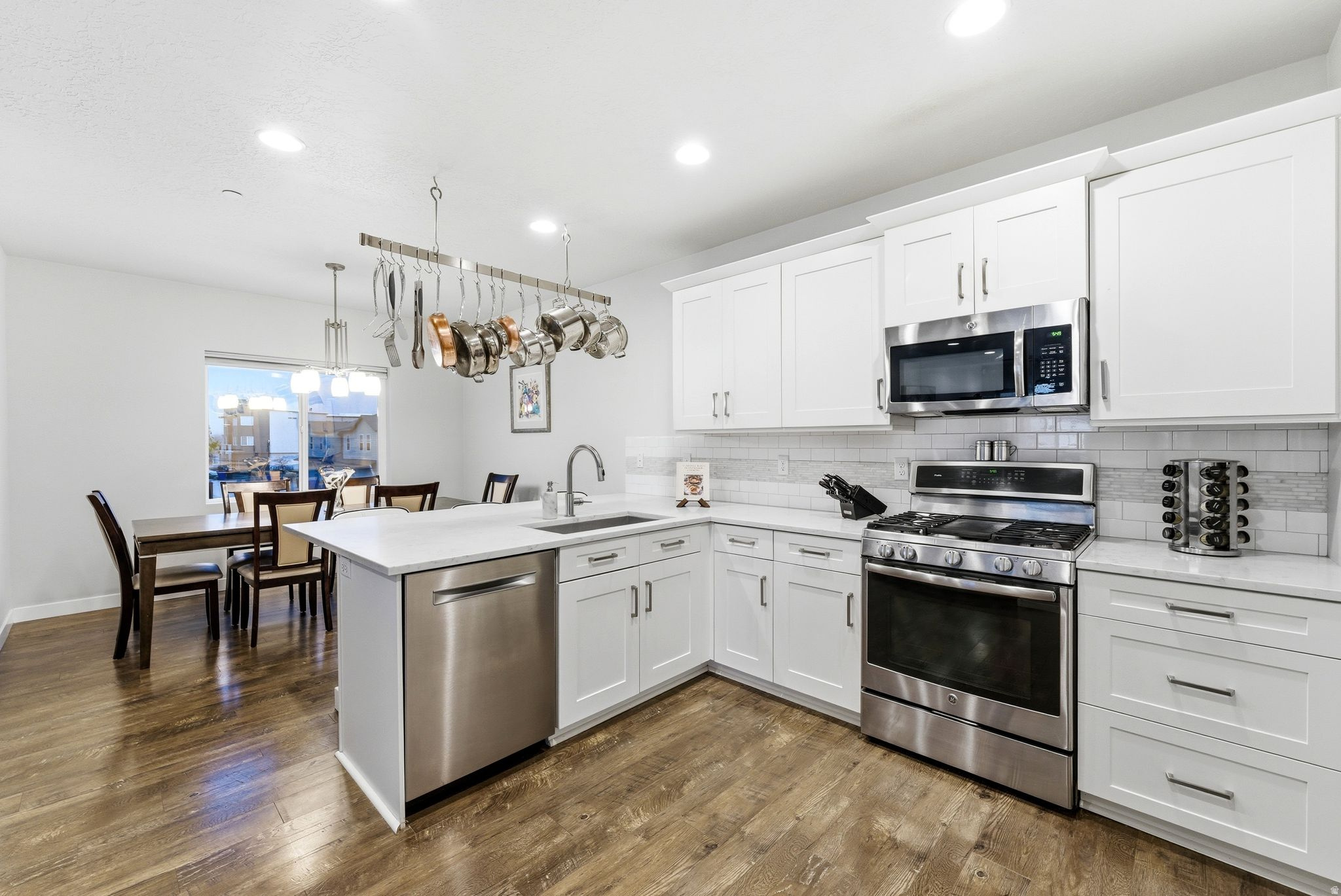 AVENUES  AT THE STATION - Residential