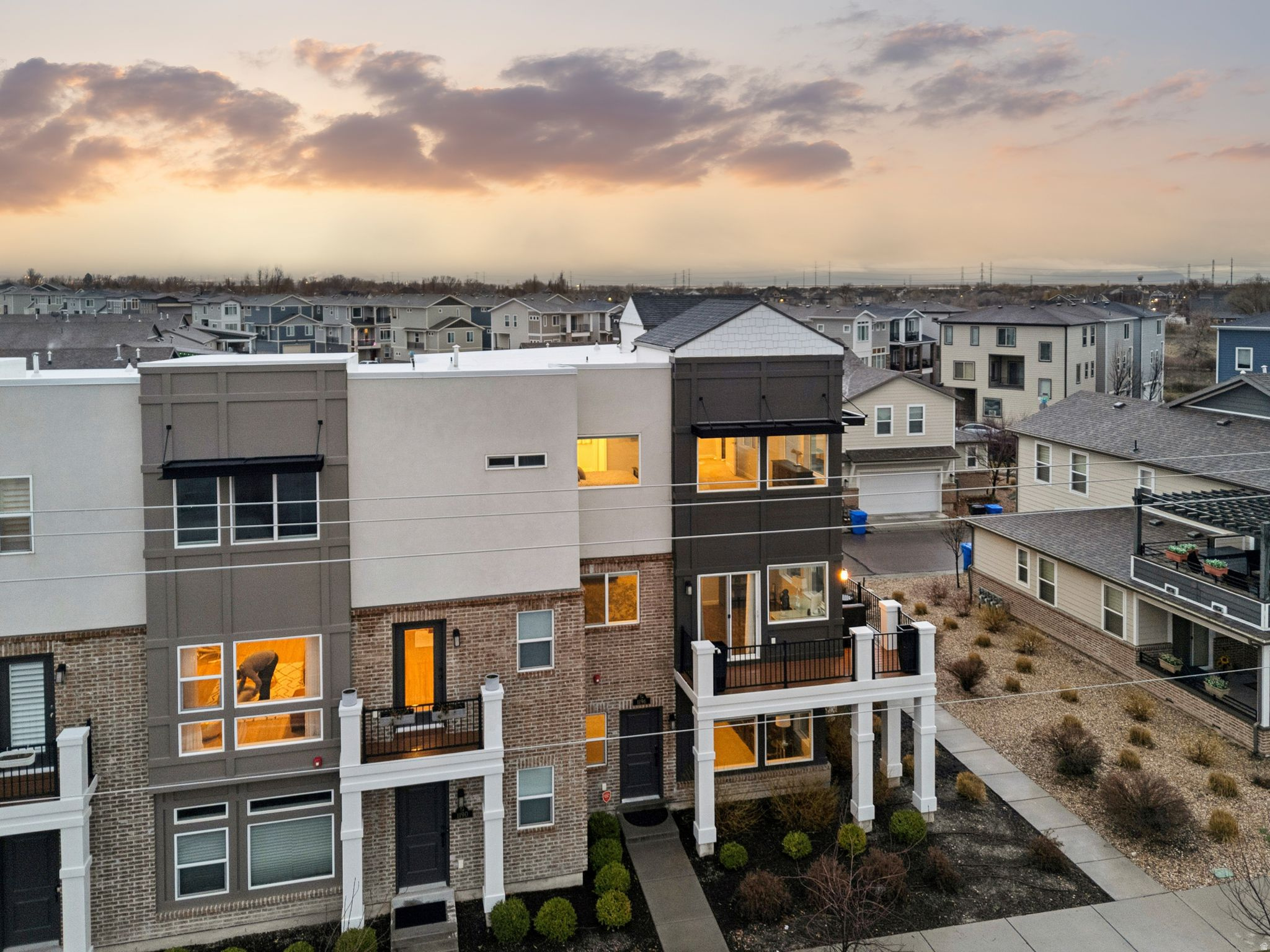 AVENUES  AT THE STATION - Residential