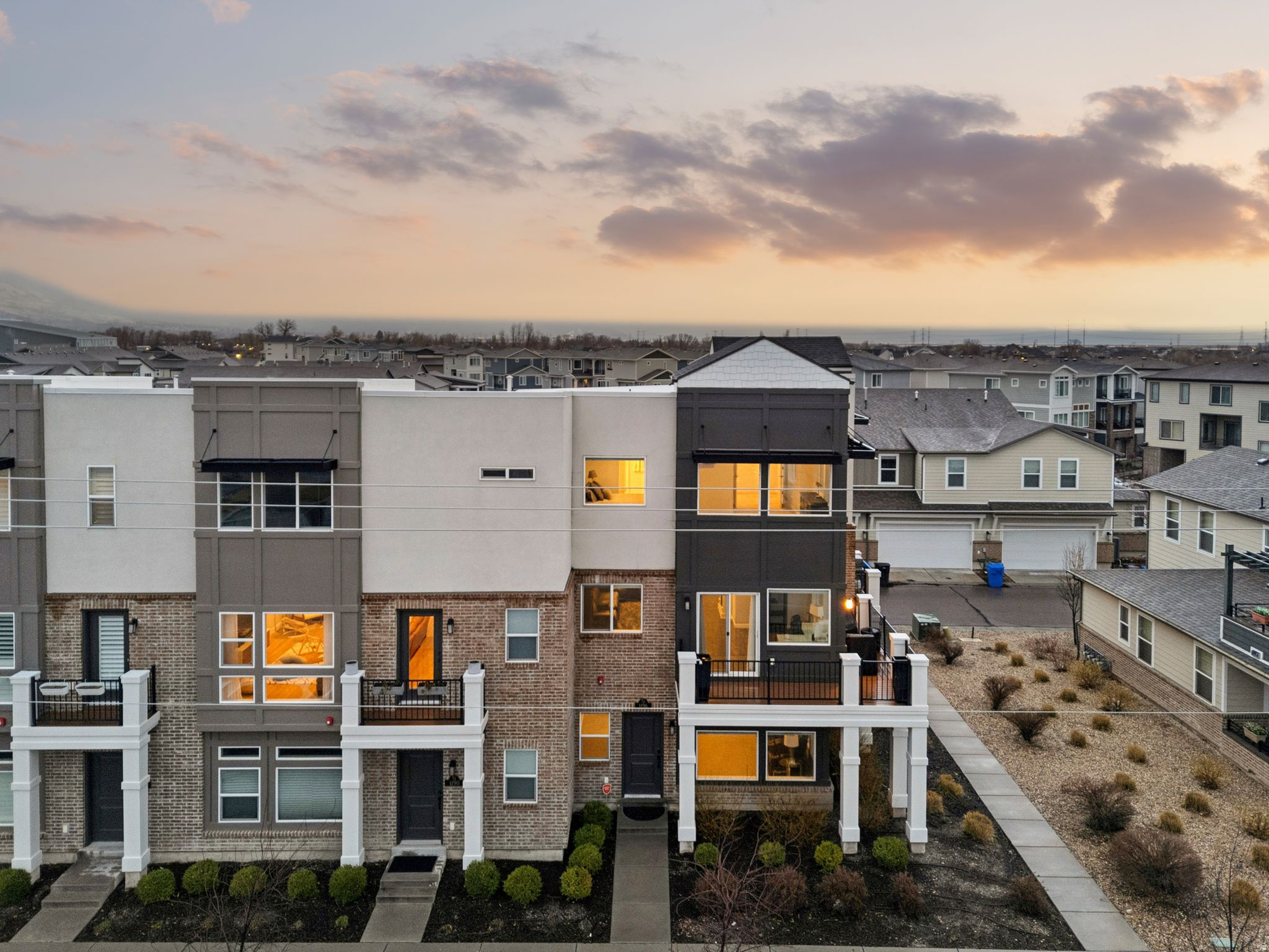AVENUES  AT THE STATION - Residential
