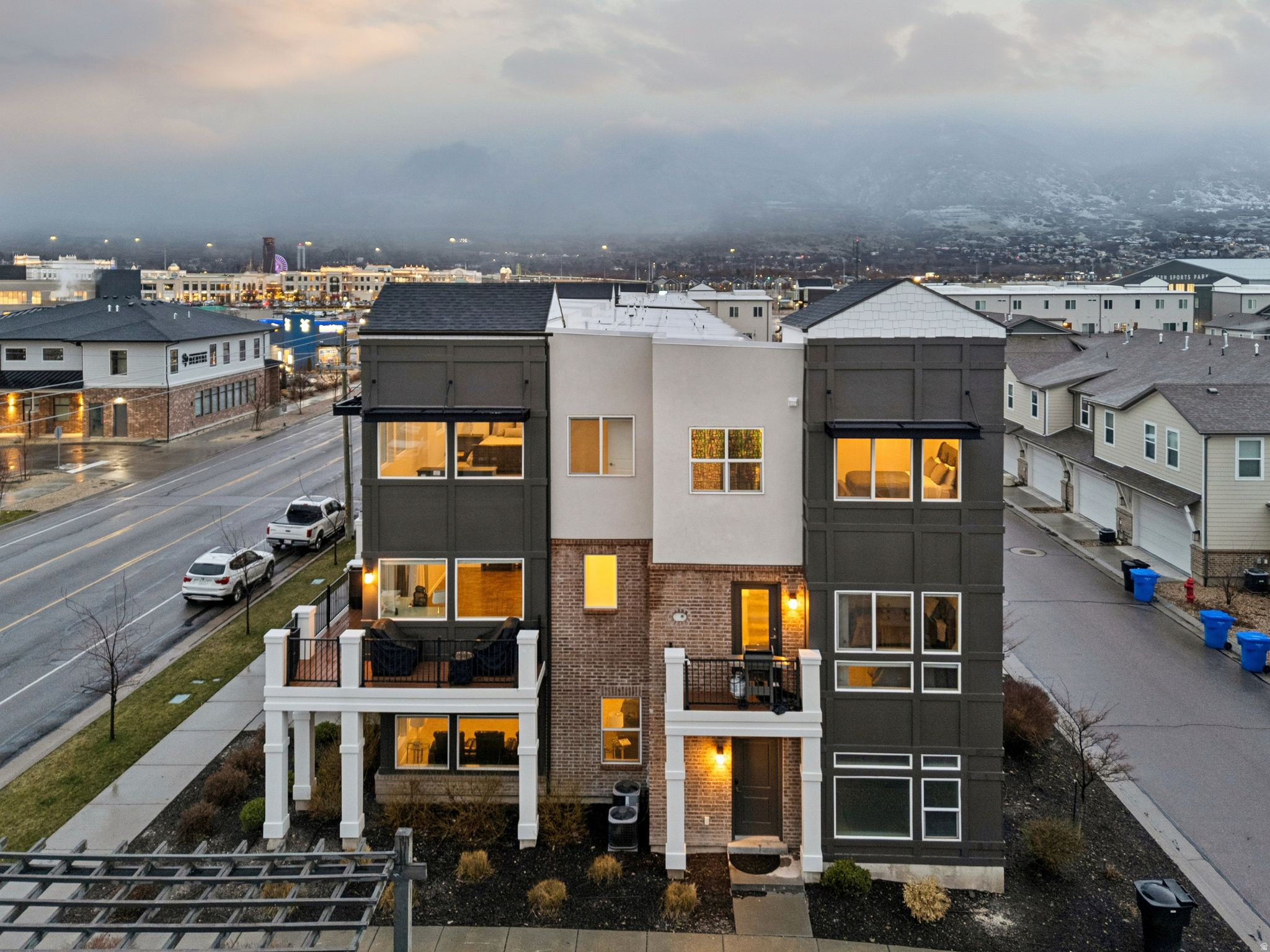 AVENUES  AT THE STATION - Residential