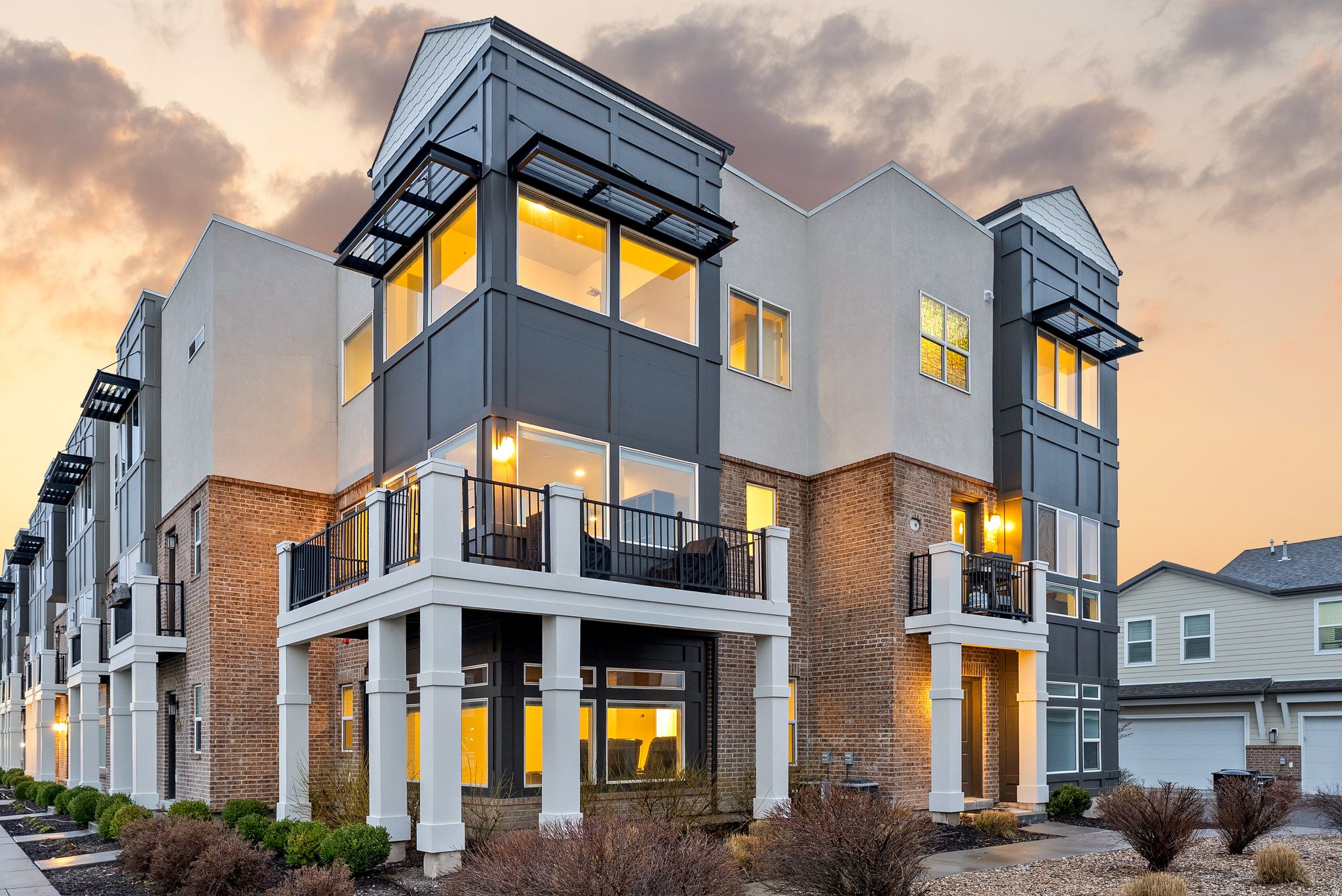 AVENUES  AT THE STATION - Residential