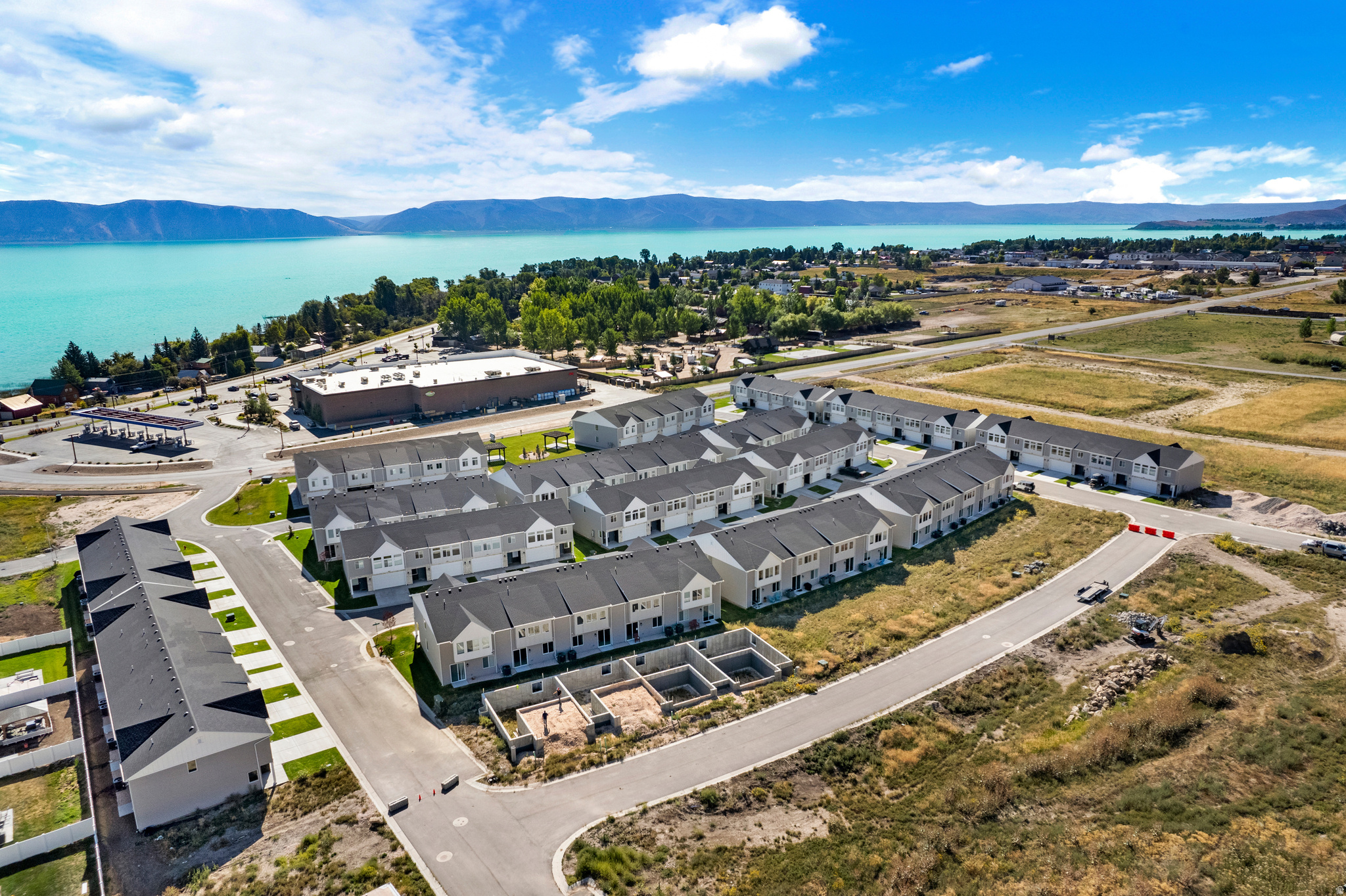 PARADISE PARKWAY - Residential