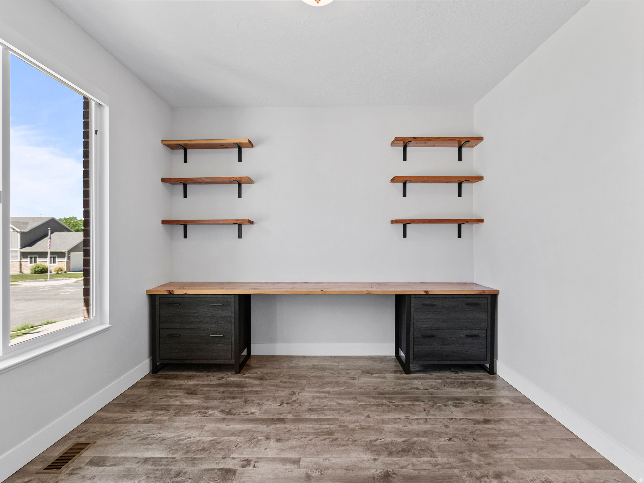 HALL TREE - Residential