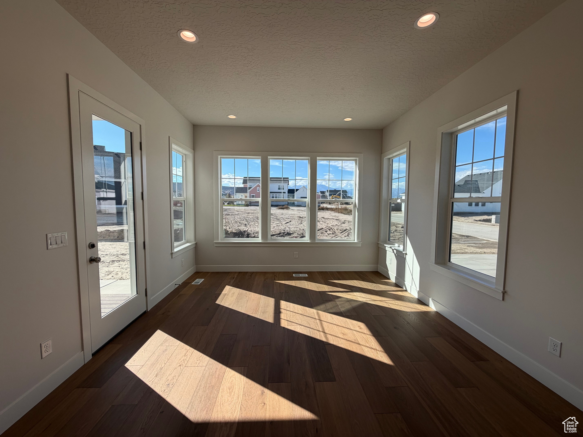 BEACON POINTE - Residential