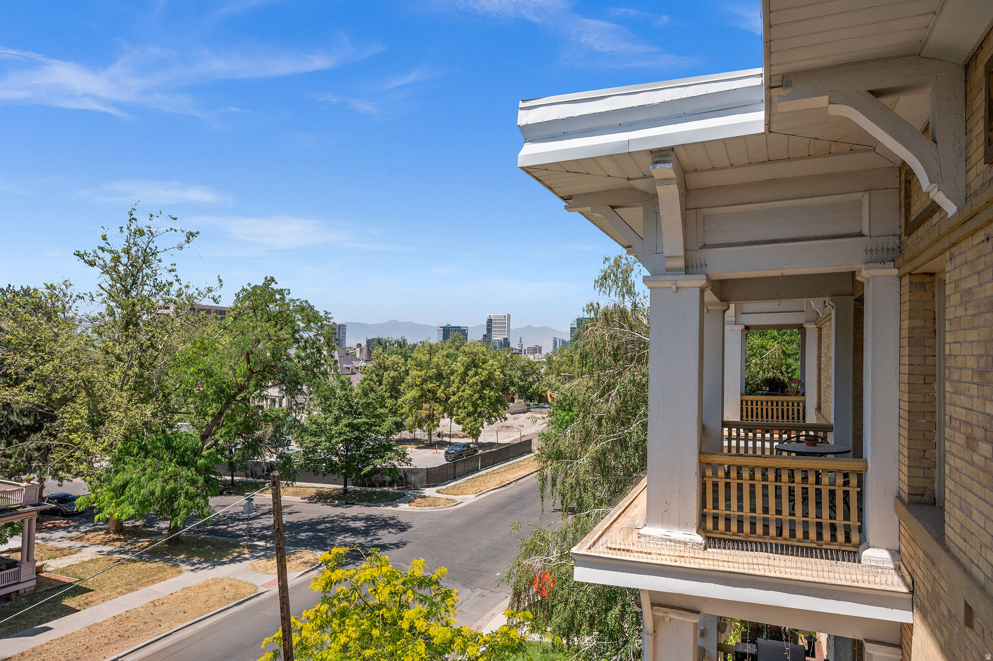 DORIUS CONDO - Residential