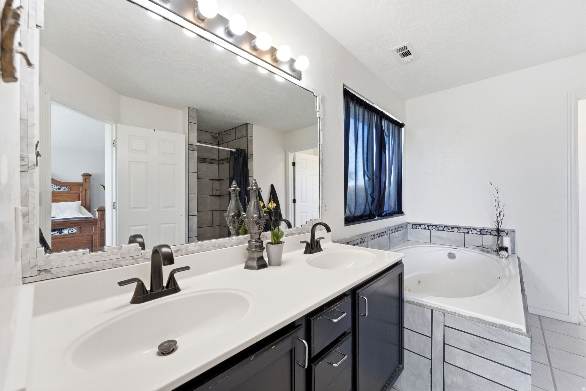 ASCOT DOWNS - Residential