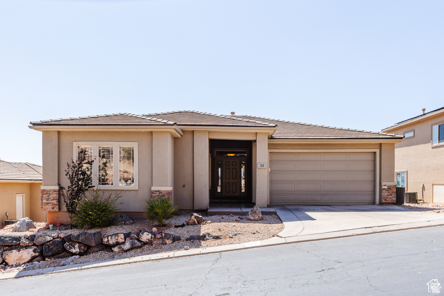 Large 6 bedroom with easy access to the Freeway. High ceilings with an open floor plan. Enjoy the shadow of the mountain until late morning and in the evening amazing sunset views of the western mountains and Green valley.