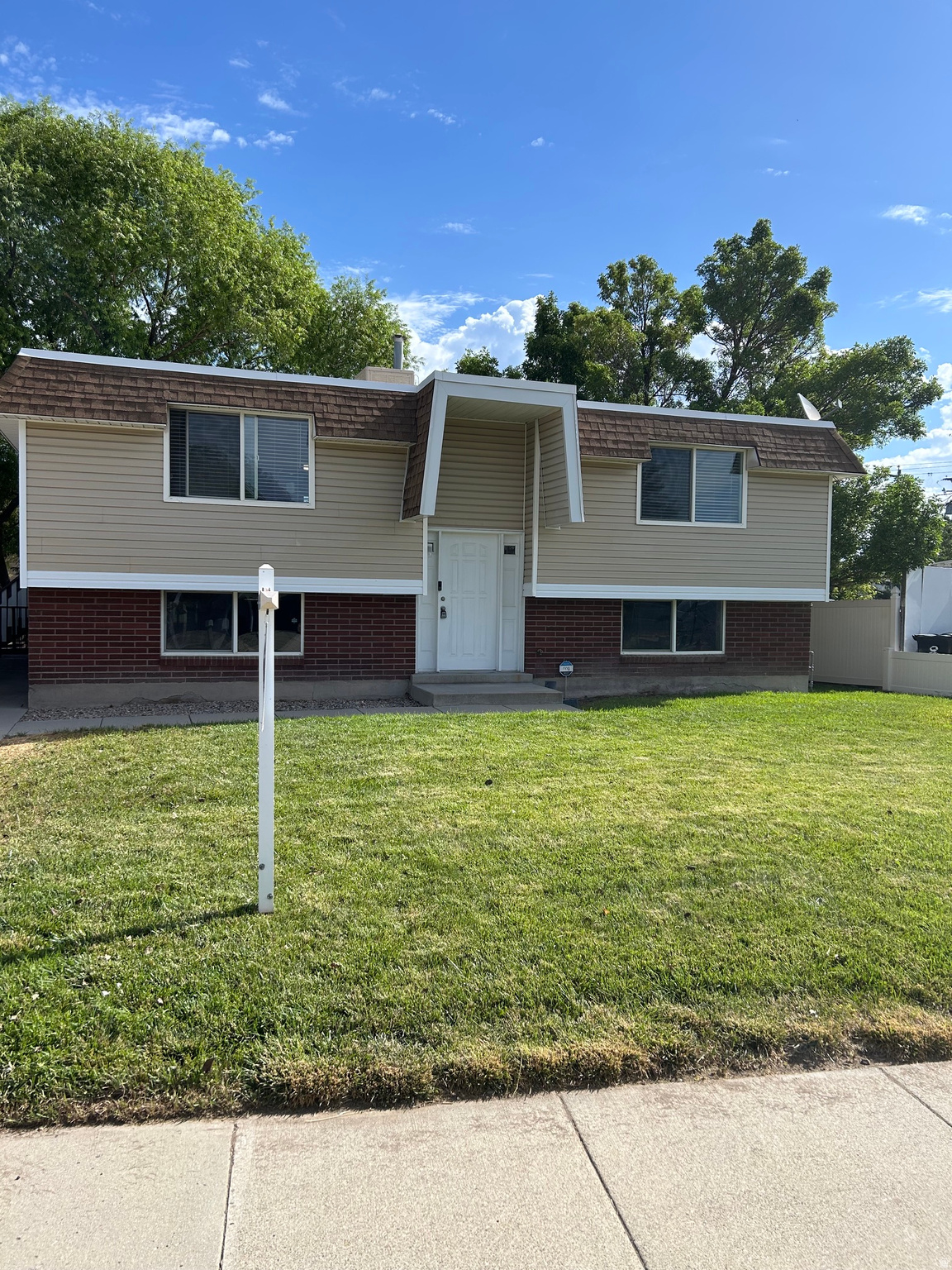 Beautifully updated / remodeled south facing home in quite centrally located neighborhood. New: 3 tone paint, carpet, doors, trim & base, dishwasher, some windows, railings, lighting, Newer Kitchen, bath, furnace , water heater, & roof. Huge 2 level deck.