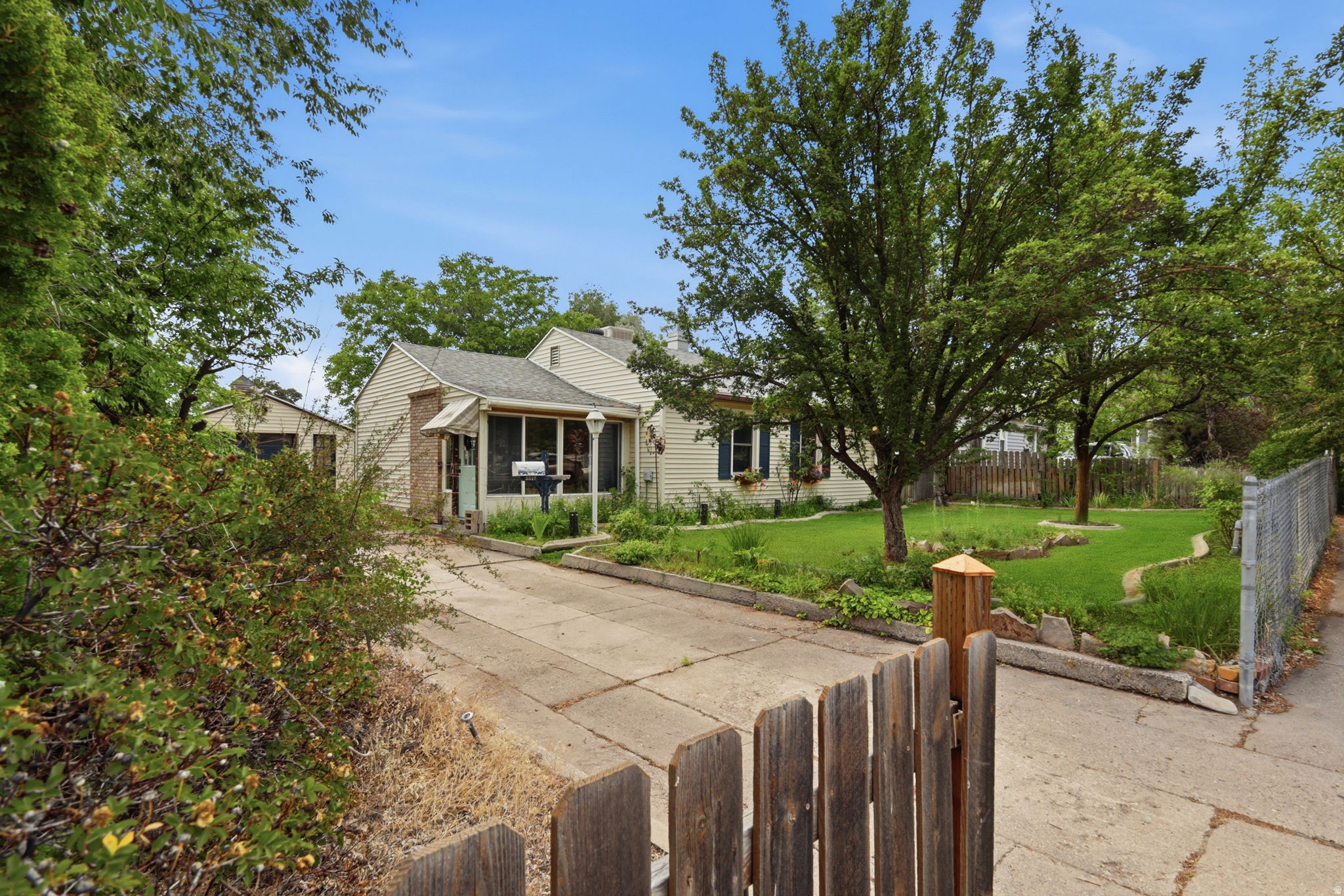 KEARNS TOWNSITE - Residential