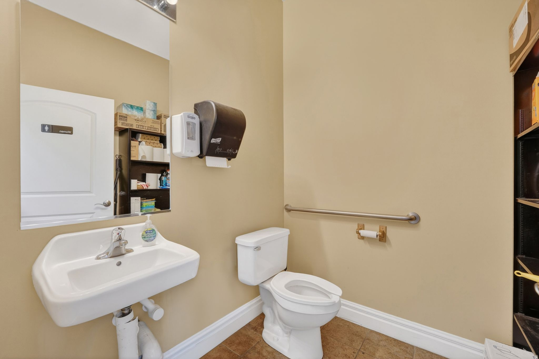 Main image without alt text