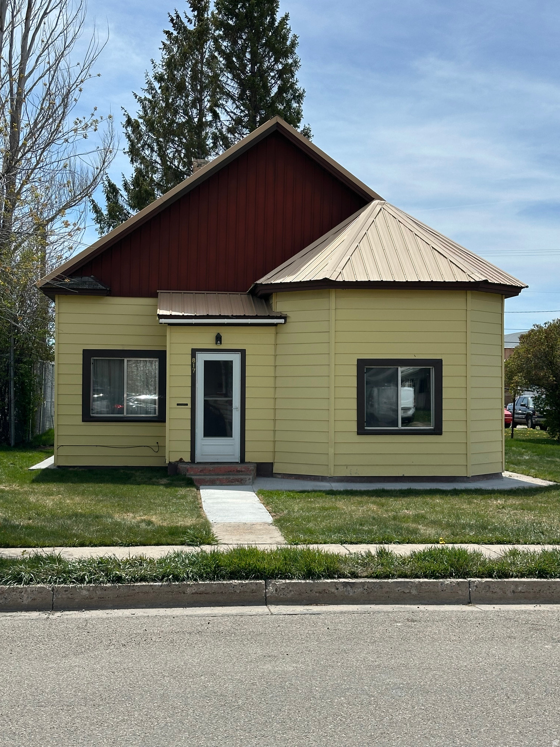 Charming Bungalow located in the city center of Montpelier. It is the perfect home for one level living.  It has 2 bedrooms and one bathroom.  There is an additional storage space and Laundry room located upstairs. The exterior of the home is completely self maintained.  The 2 car garage is located behind the home and was built in 2000.  The garage has electricity, and is also self maintained.   Square footage figures are provided as a courtesy estimate only and were obtained from  Bear Lake County.  Buyer is advised to obtain an independent measurement.