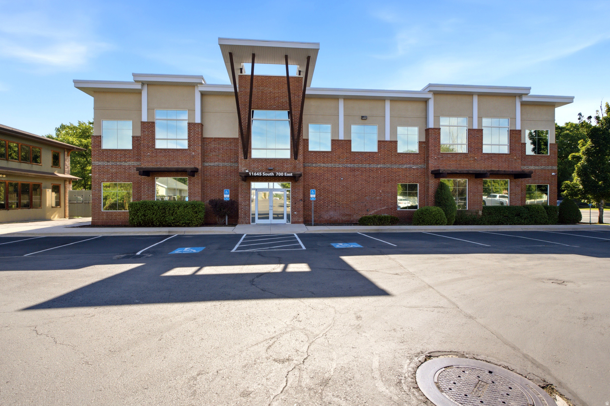 Move-in-ready office available:  Suite 150: 1,583 RSF  Convenient access to I-15 and UTA Trax  Close to retail & dining amenities  Ample on-site parking with oversized stalls  Parking Ratio: 7.50/1,000 SF  Spacious shared employee lounge & break area