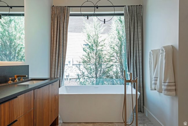SOARING HAWK AT HIDEOUT - Residential