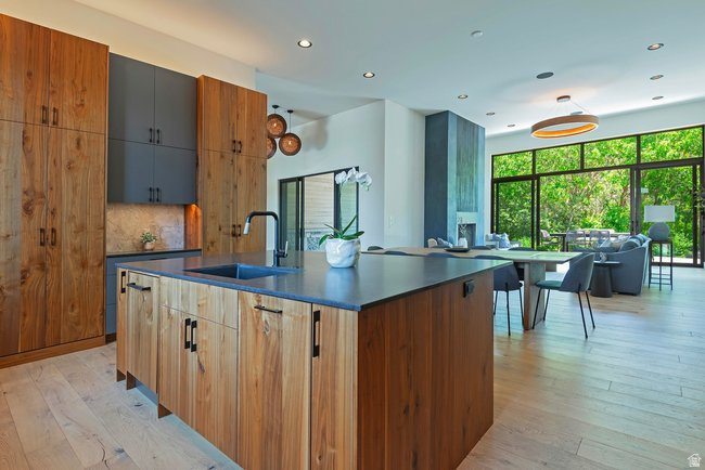 SOARING HAWK AT HIDEOUT - Residential