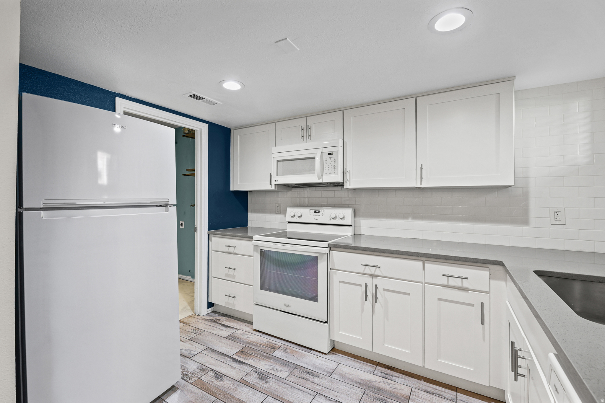 COUNTRY WOOD ESTATES CONDO - Residential
