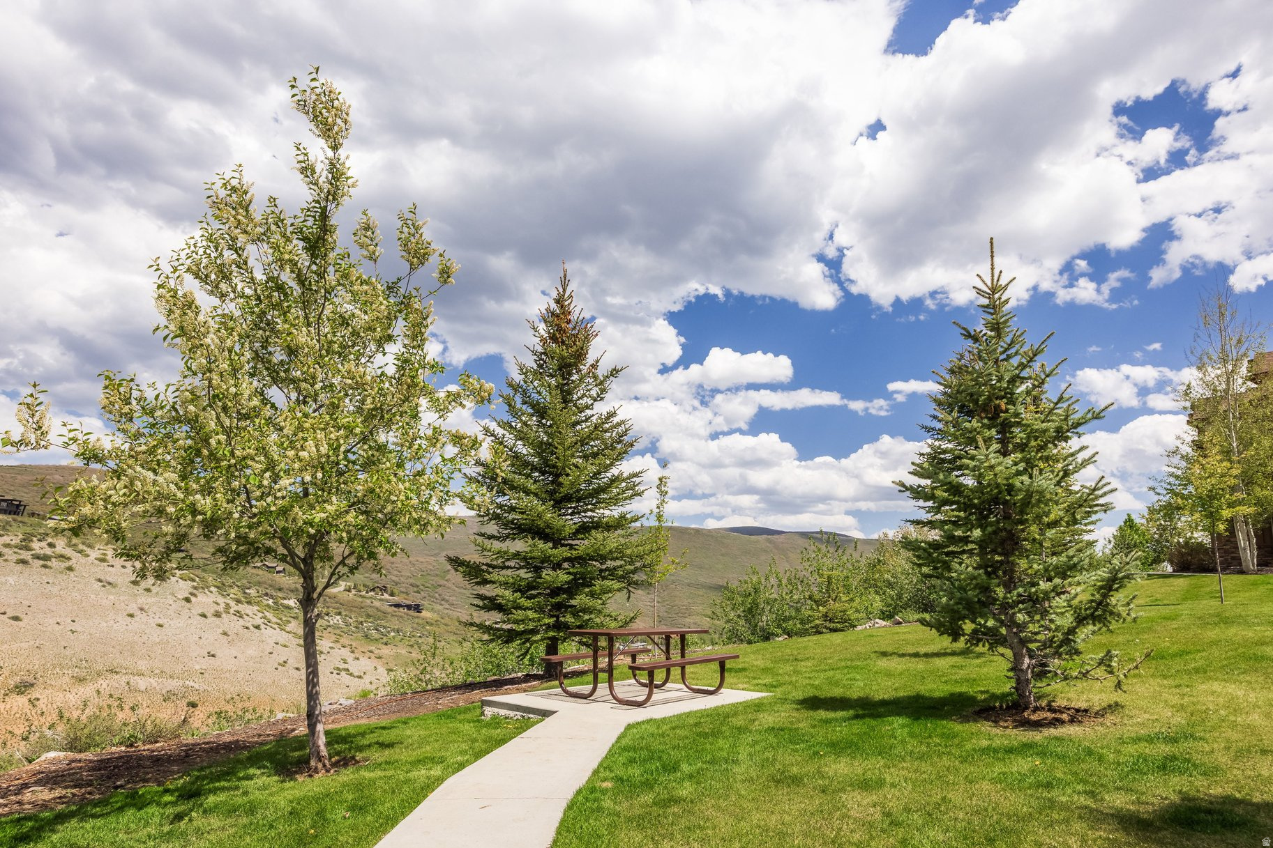 PARK'S EDGE - Residential
