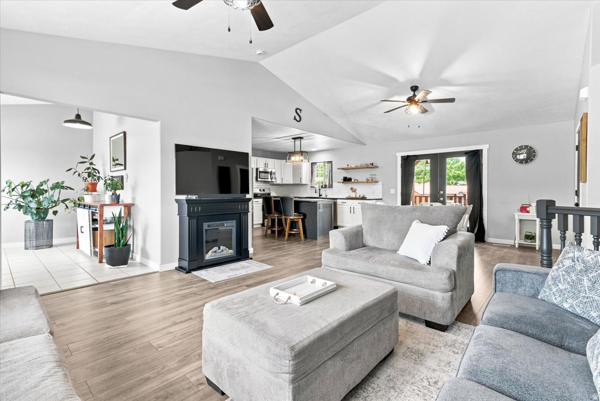 EAST POINTE ESTATES - Residential