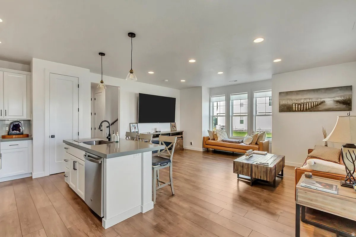 MARINA VILLAGE- DAYBREAK - Residential