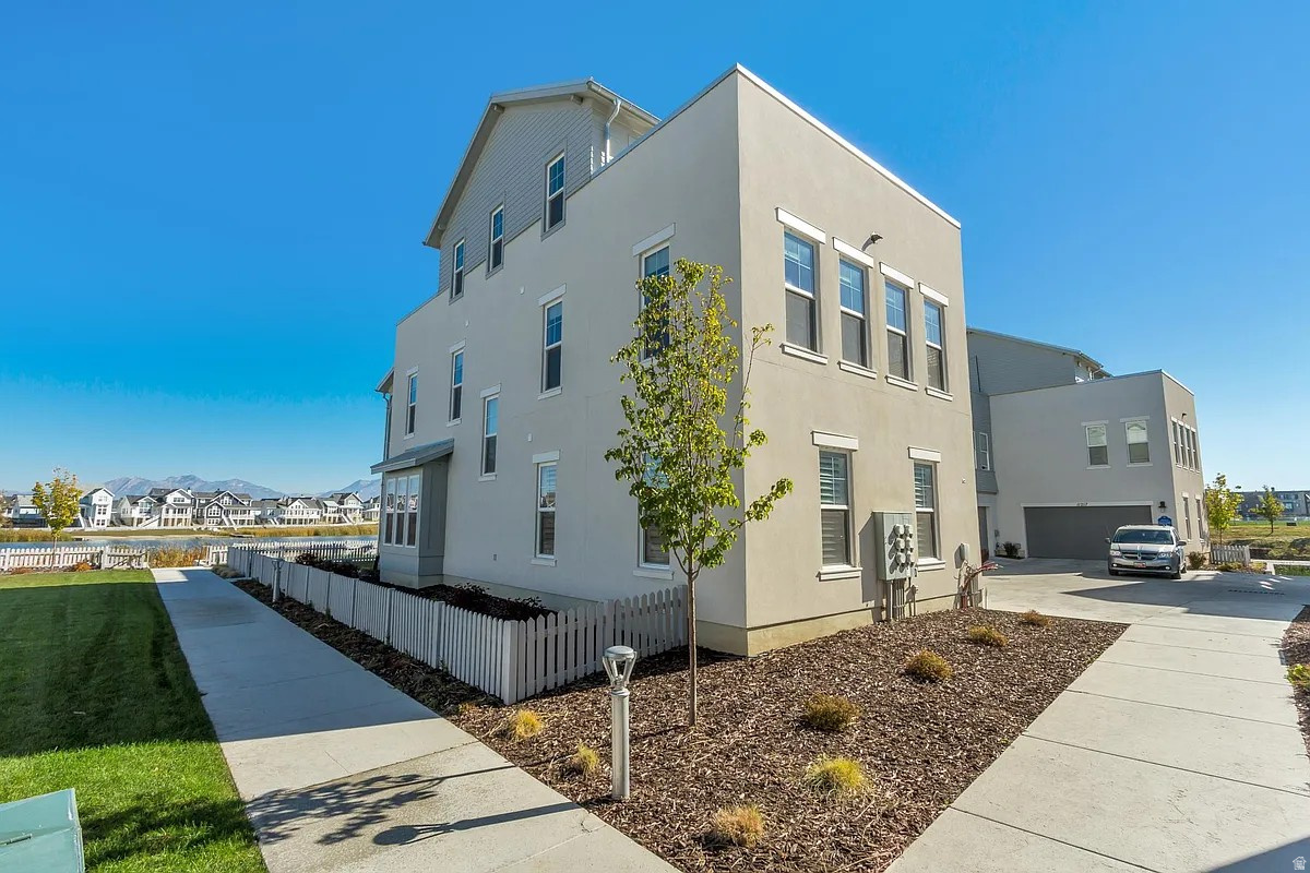 MARINA VILLAGE- DAYBREAK - Residential
