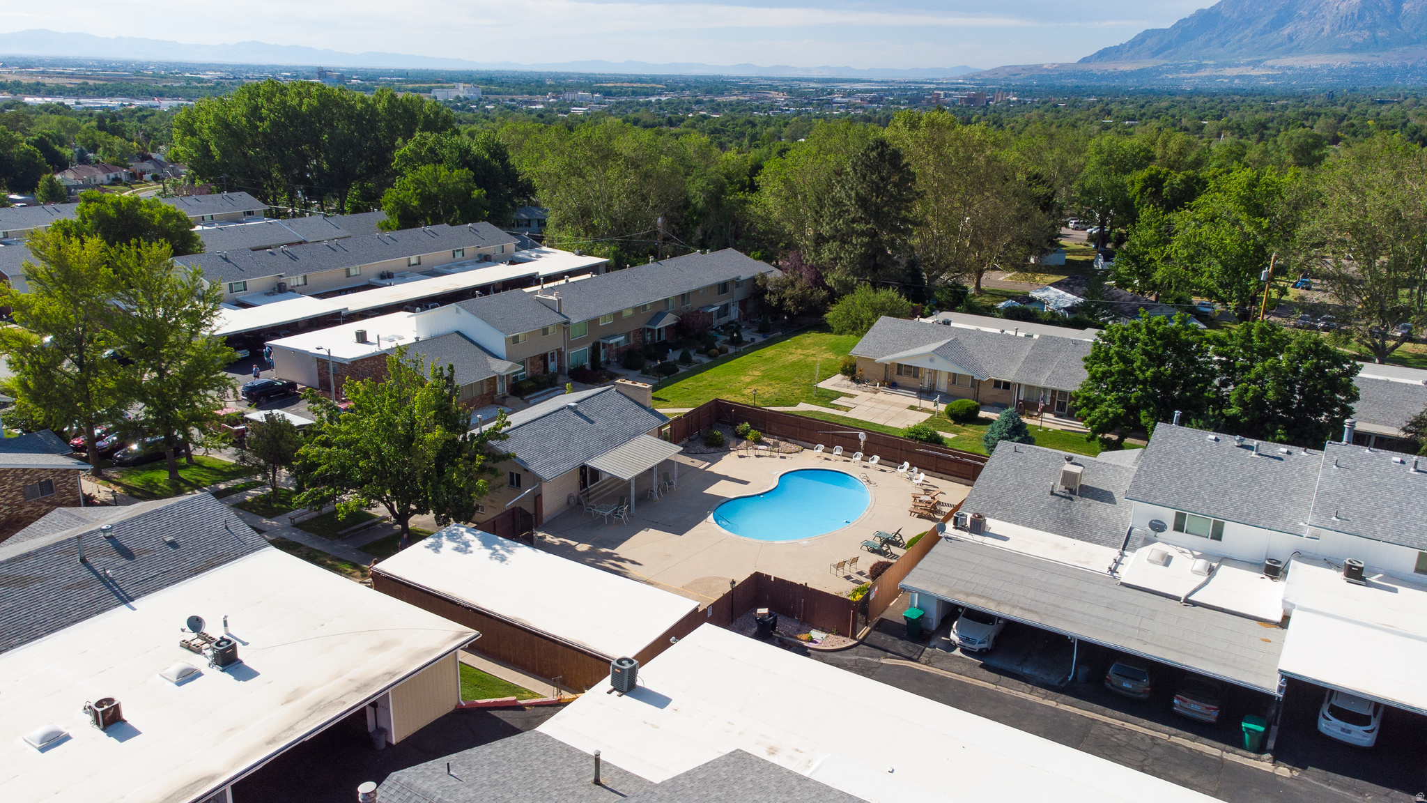 COUNTRY HILLS MANOR - Residential