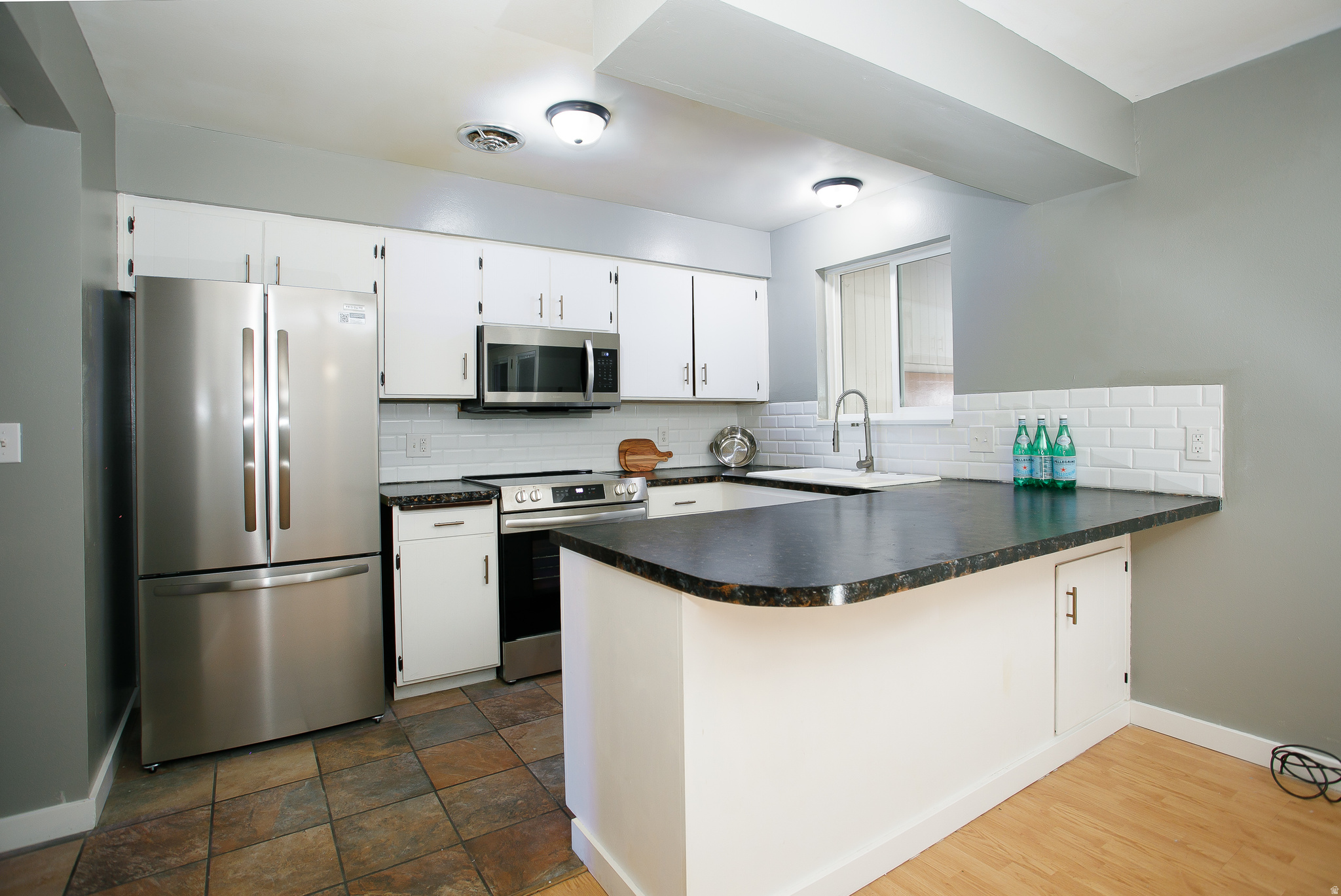 COUNTRY HILLS MANOR - Residential