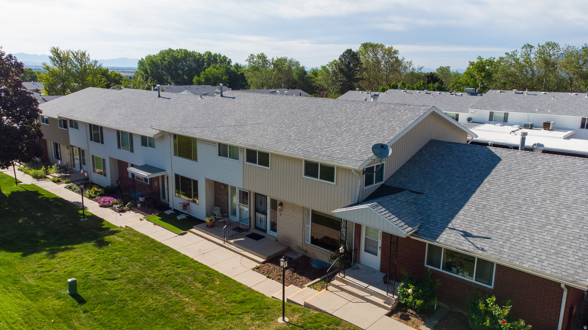 COUNTRY HILLS MANOR - Residential