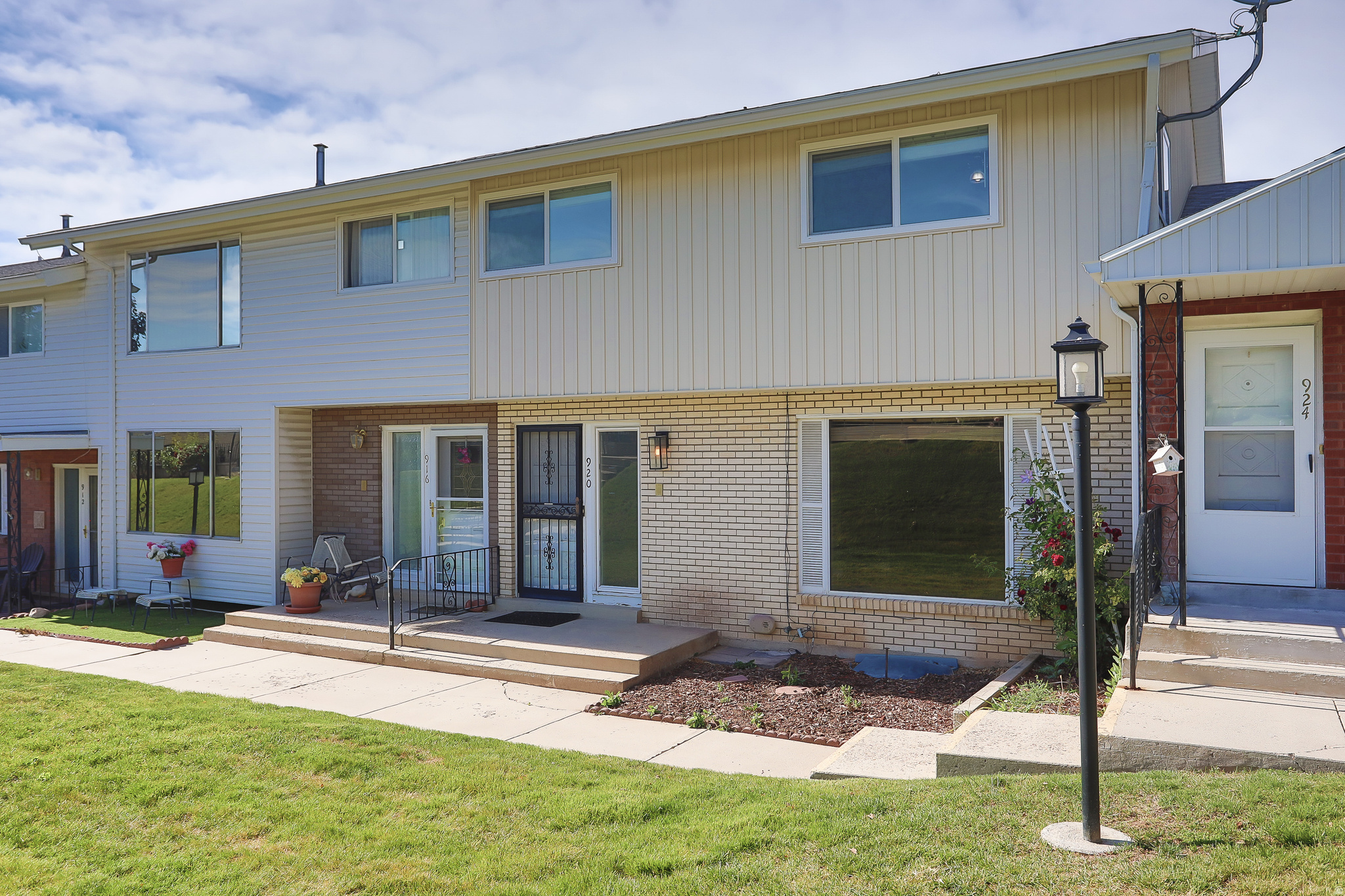 COUNTRY HILLS MANOR - Residential