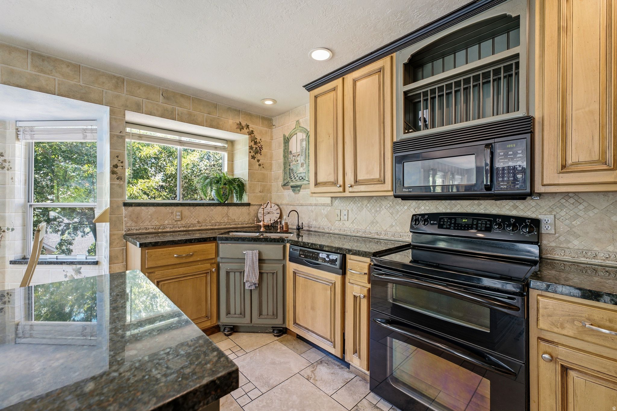 HIDDEN VALLEY COUNTRY CLUB ESTATES - Residential