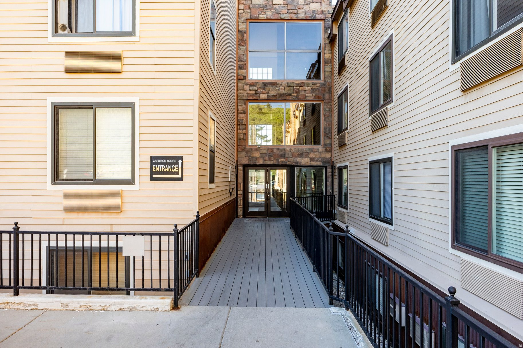 CARRIAGE HOUSE - Residential