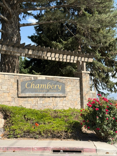 FANTASTIC OPPORTUNITY TO GRAB A RARELY AVAILABLE TOP LEVEL LOCATION IN CHAMBERY!! SPECTACULAR MOUNTAIN & TEMPLE VIEWS!  OWNER IS IN THE PROCESS OF INSTALLING ALL NEW LUXURY VINYL PLANK & PLUSH NEW CARPET! STAY TUNED!