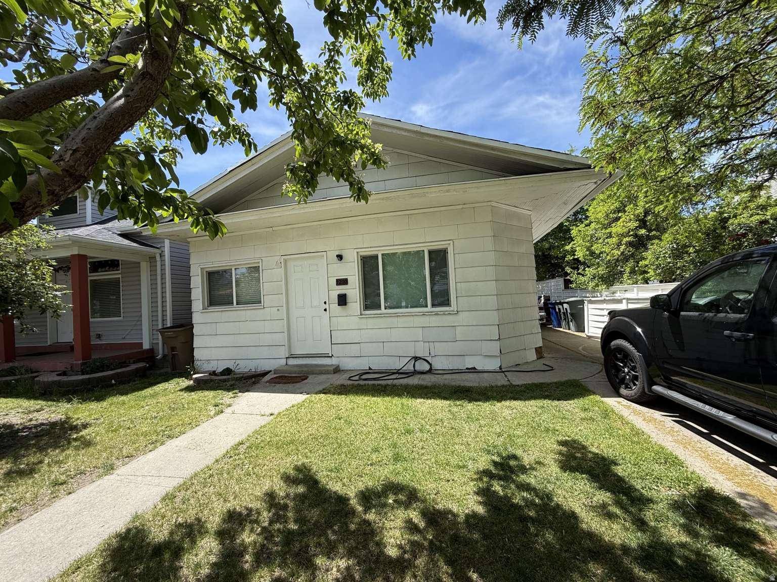 Located in Salt Lake City, this 1-bed, 1-bath home offers an excellent opportunity in a prime location. The interior features newer carpet and brand-new laminate flooring throughout the kitchen, dining, and laundry areas. Key updates include PEX plumbing and modernized electrical wiring. The home sits on a solid foundation with a shingle roof. The kitchen is equipped with functional cabinetry and laminate countertops. Outside, you'll find a unique tile-style exterior.