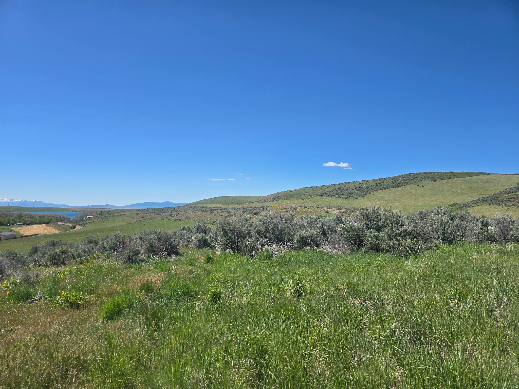 Rare Find by Treasureton Reservoir, Fantastic Views of Mountains & the Reservoir,5-10min Walking distance to the water's edge, Offers flat, Some hill, Power runs thru the property, many areas to be able to build upon, year round access.