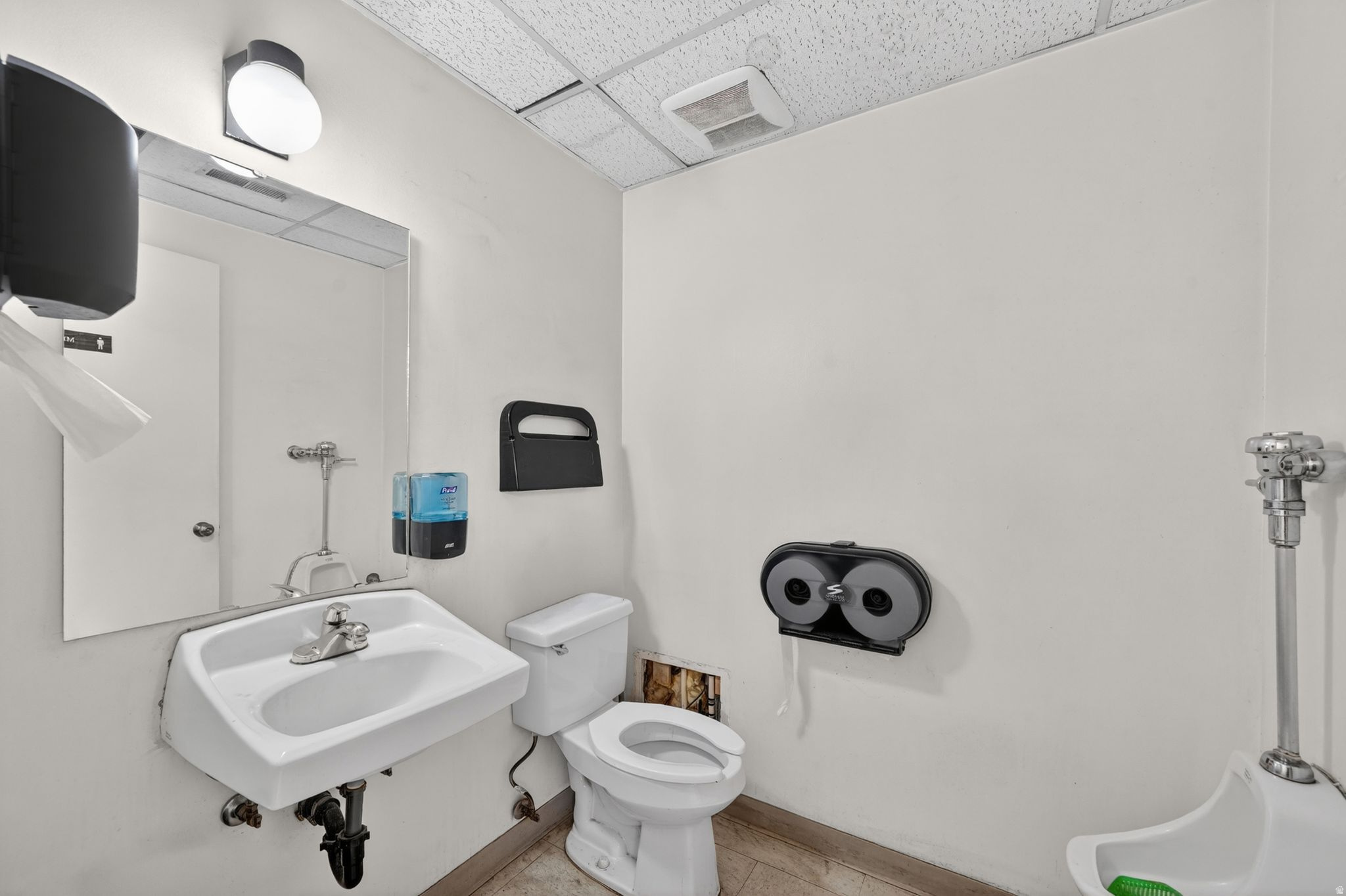 Main image without alt text