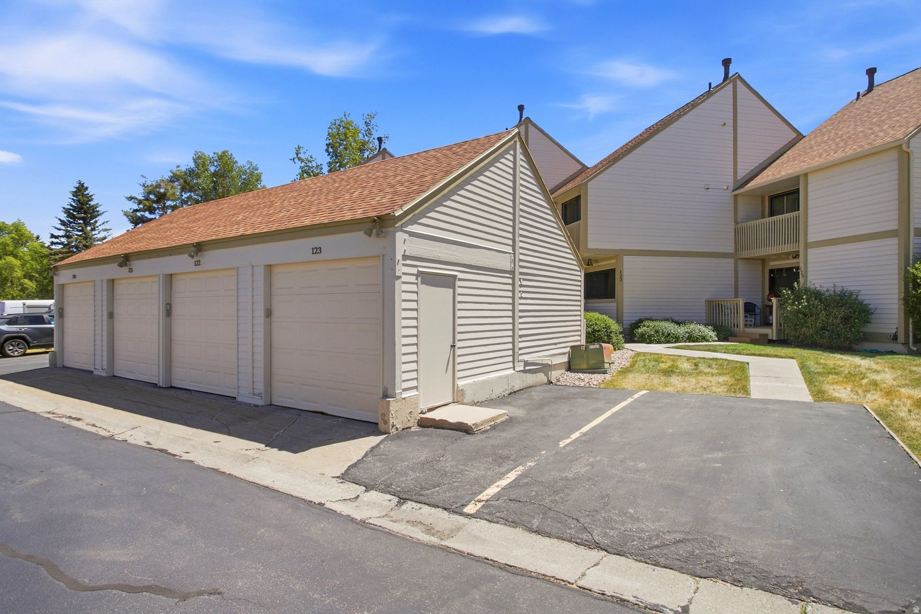 RACQUET CLUB VILLAGE - Residential