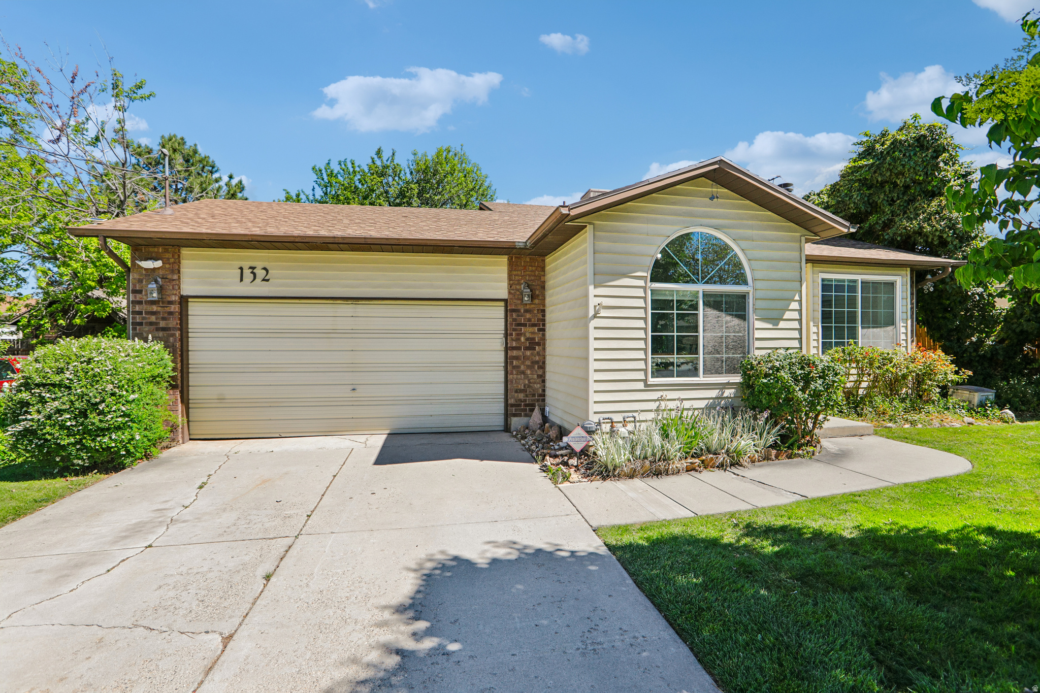 Welcome home to this beautiful, updated 3-bedroom, 2.5-bathroom residence perfectly situated in the heart of American Fork. highly functional multi-level layout. Inside, you'll love the airy feel of the vaulted ceilings and the updated kitchen. Upstairs to the primary suite, complete with its own private bath featuring a relaxing jetted tub. Step outside to enjoy an expansive, fully fenced backyard on a 0.20-acre lot perfect for summer BBQs, gardening, or letting pets roam. Located just minutes from historic downtown American Fork, local parks, top-rated schools, and quick I-15 access, this property delivers the ideal blend of community and convenience. Mortgage savings may be available through the listing agent's in-house lender; ask for details.