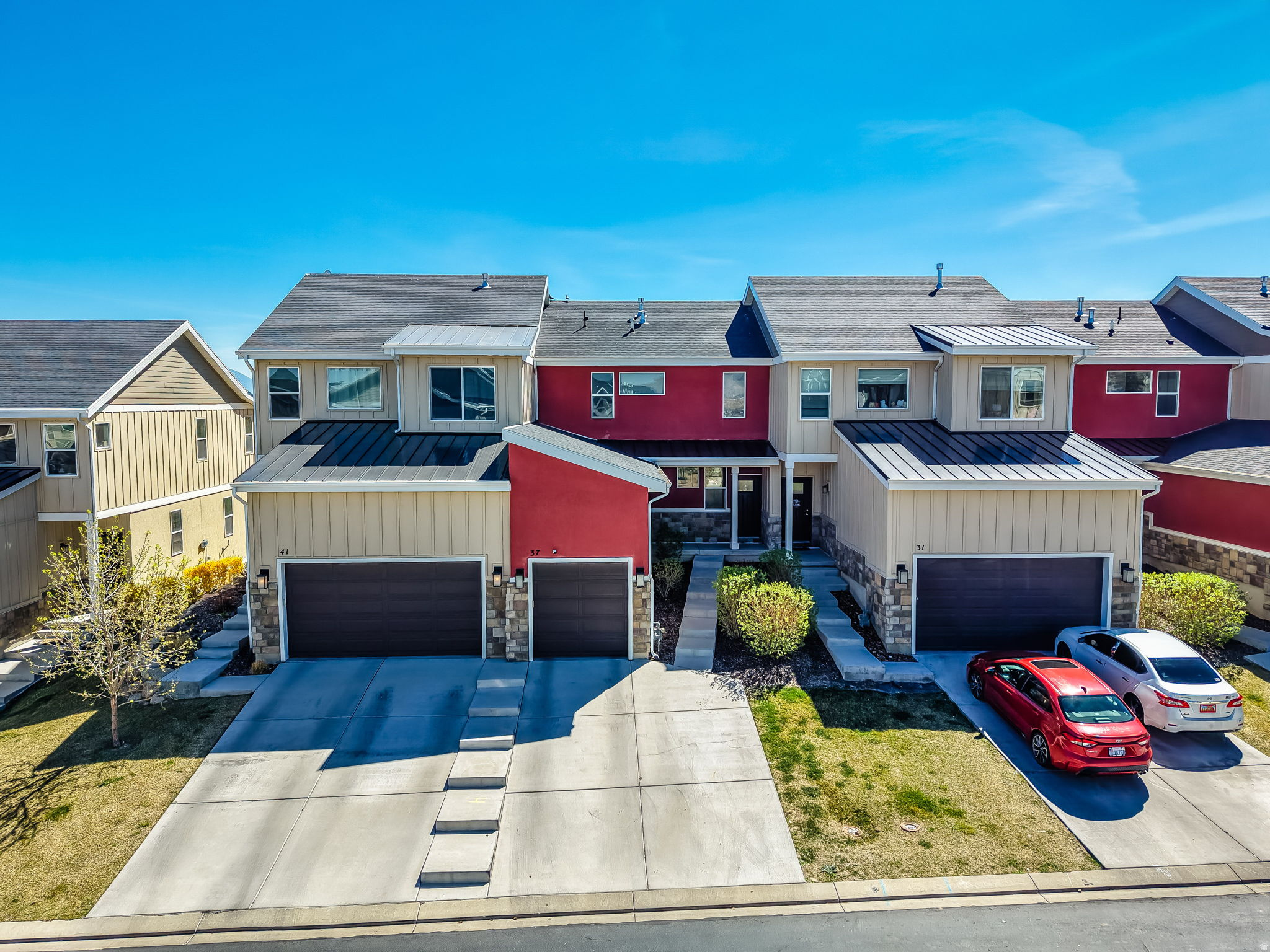 This immaculate townhome on Talon's Cove Golf Course is a must see! Featuring several upgrades and is move in ready with all appliances included in the purchase. This home also features a fully finished basement with a walk-out. You will love the HOA amenities which feature a fitness center,  clubhouse, hot tub, pool and exclusive access to the boat ramps, marinas etc. Schedule an appointment today!