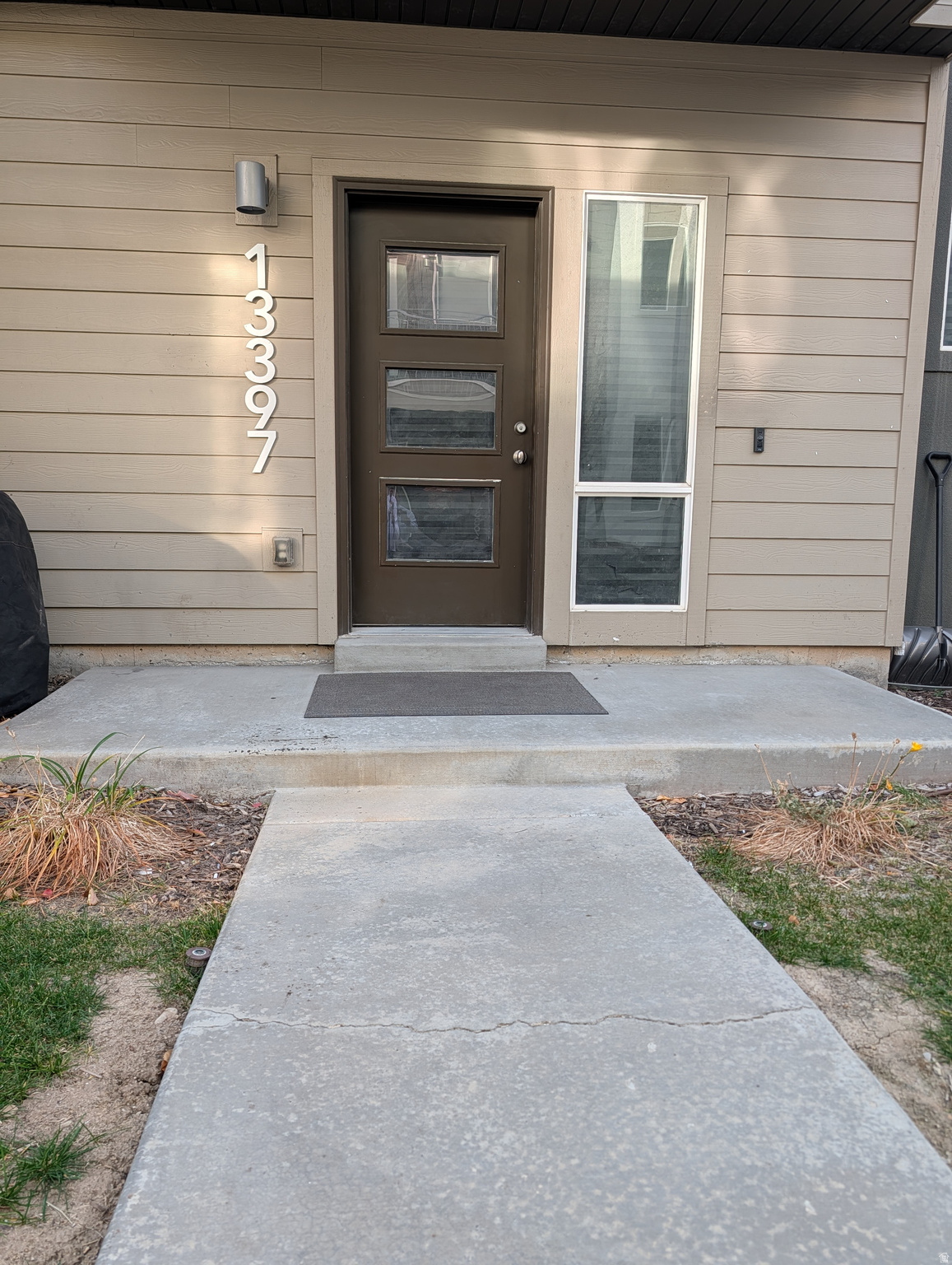 Well-maintained unit featuring a 2-car garage and excellent proximity to local amenities. Convenient and easy to show.
