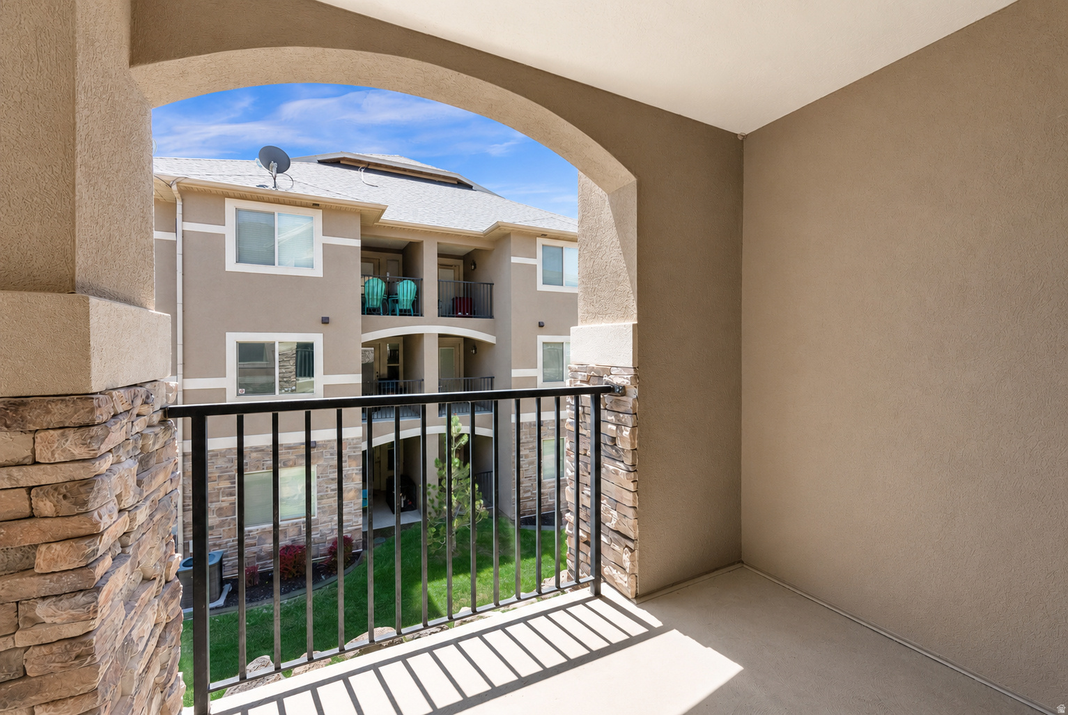 CREEKSIDE VILLAGE - Residential