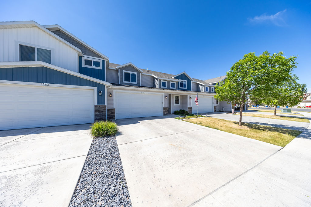Come and see this amazing home that feels so open and in amazing condition. This home has a gym, pool, club house and more all without you having to maintain it. Large open main level. Big bedrooms. Laundry next to bedrooms on 2nd floor. Nautraul lighting throughout the house. So close to so schools, shopping, mountains and more.