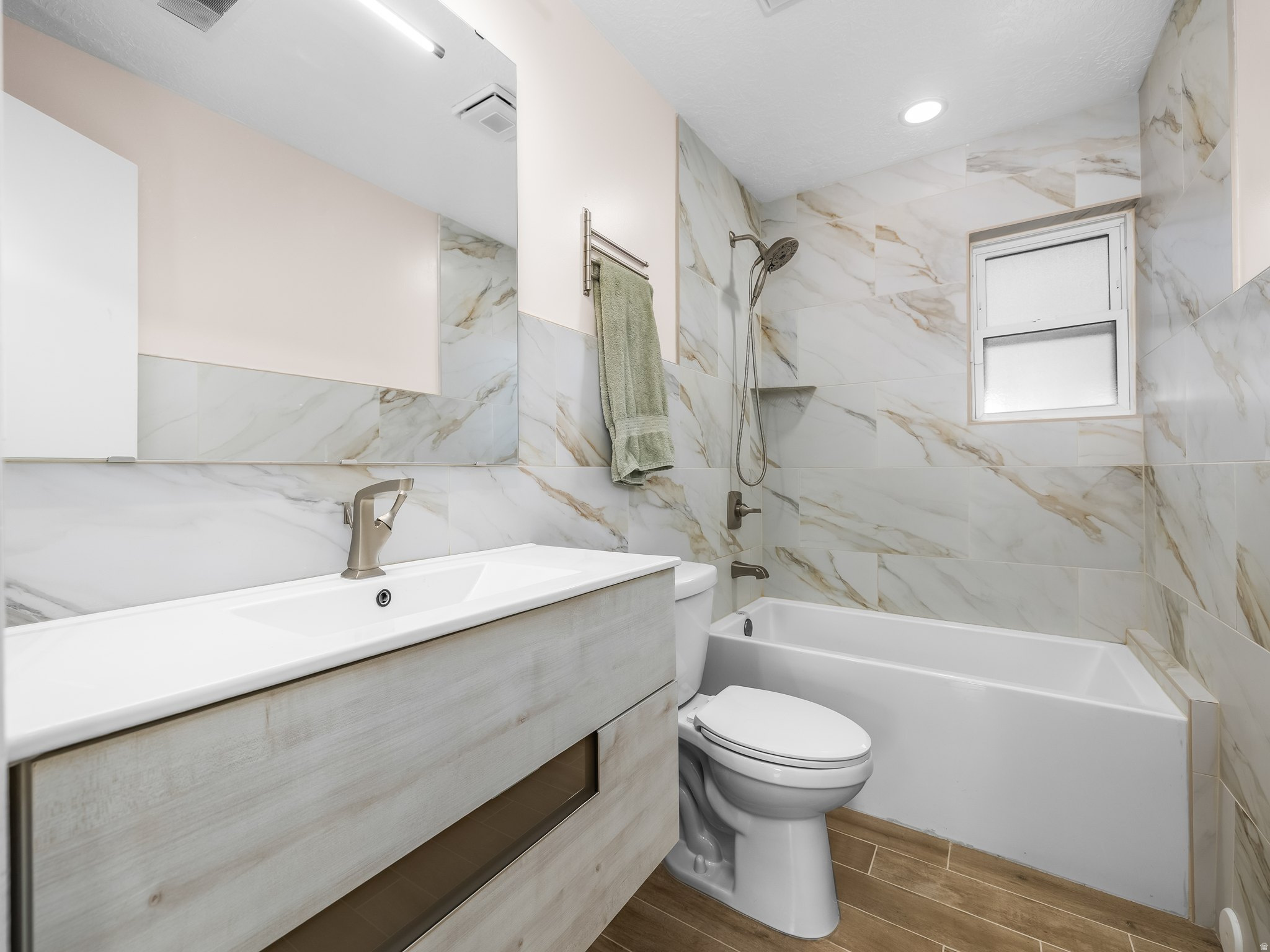 LORAN HEIGHTS ADD - Residential Lease