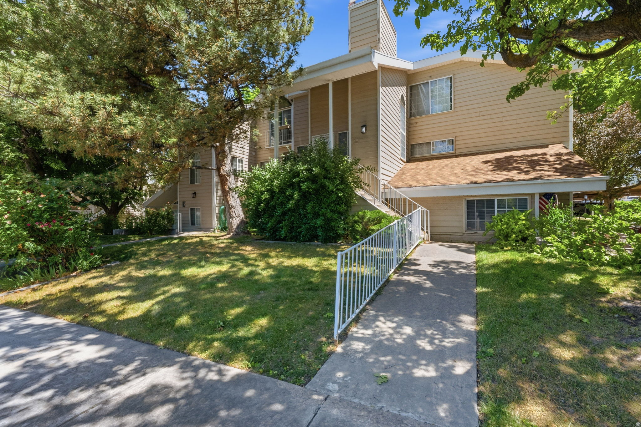 Impressive top-floor condo in sought-after Carriage Crossing featuring vaulted ceilings, spacious loft, cozy fireplace, and an open, light-filled floor plan. This home features new flooring and paint! Enjoy resort-style amenities including a pool, hot tub, tennis courts, clubhouse, and beautifully maintained grounds, all in a prime location near shopping, dining, and commuter access.