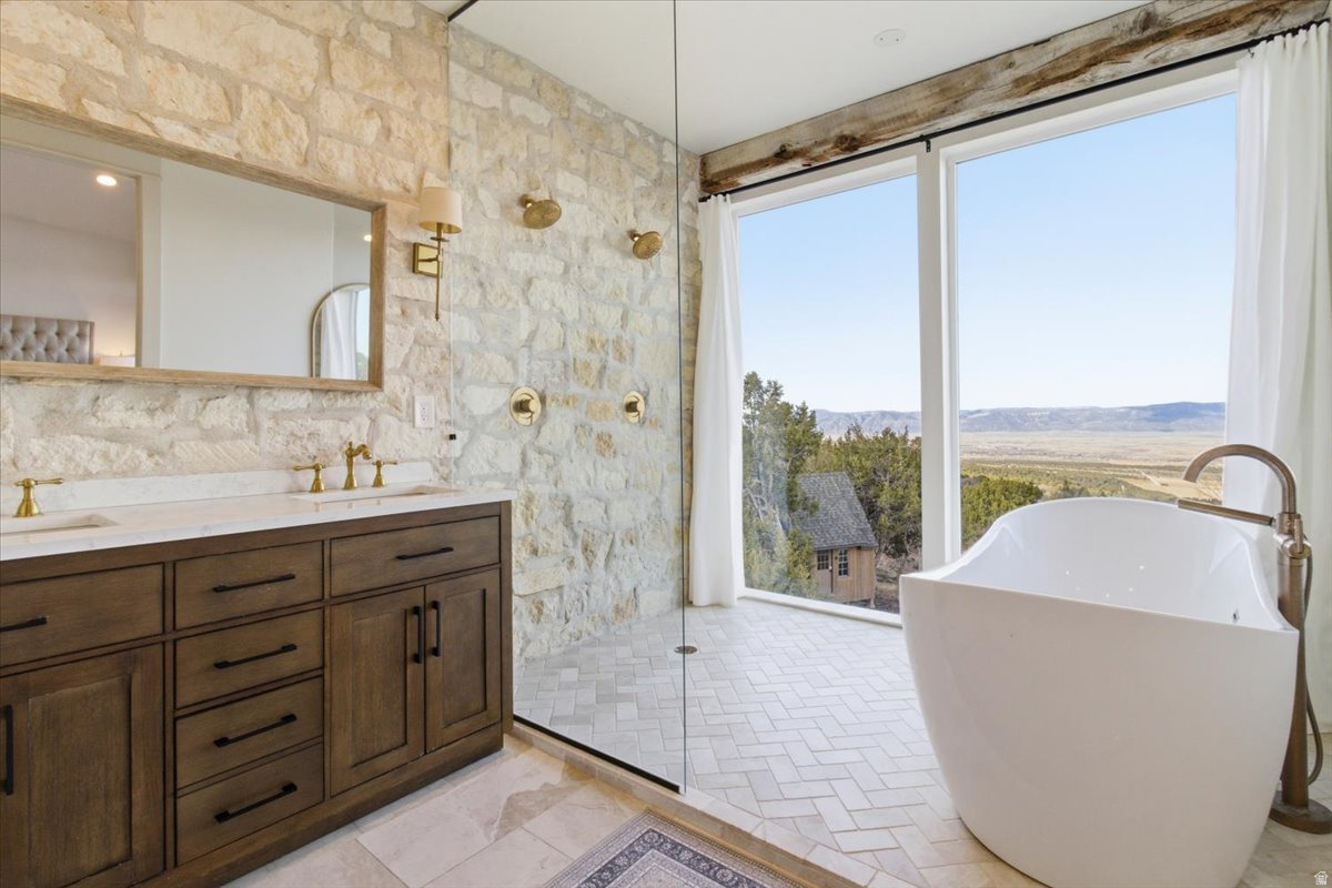 WHISPERING PINES 3 - Residential